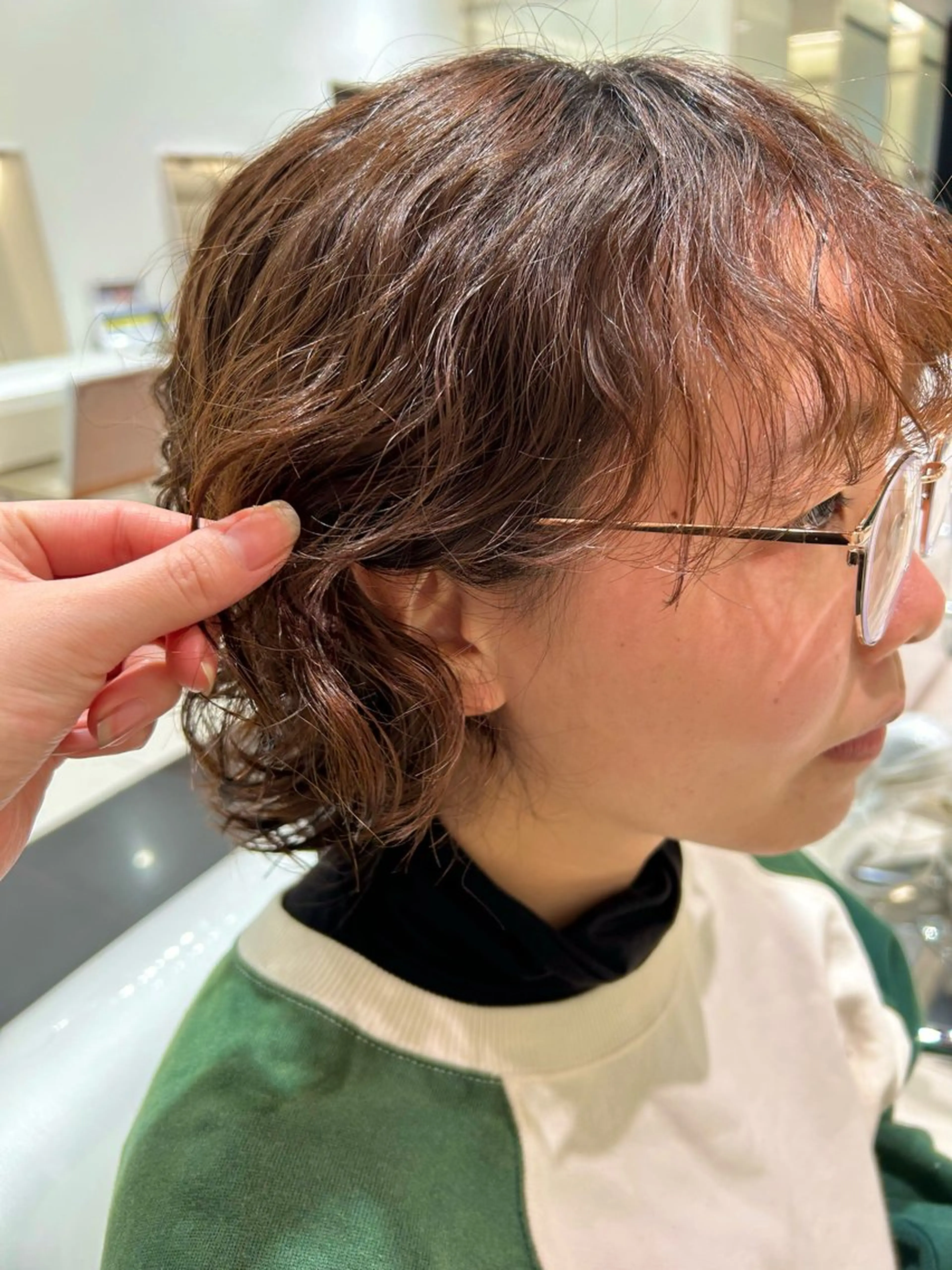 ミディアム パーマ 顔周りカット ウルフカット パーマ オオタ ユイナ🌈のヘアスタイル