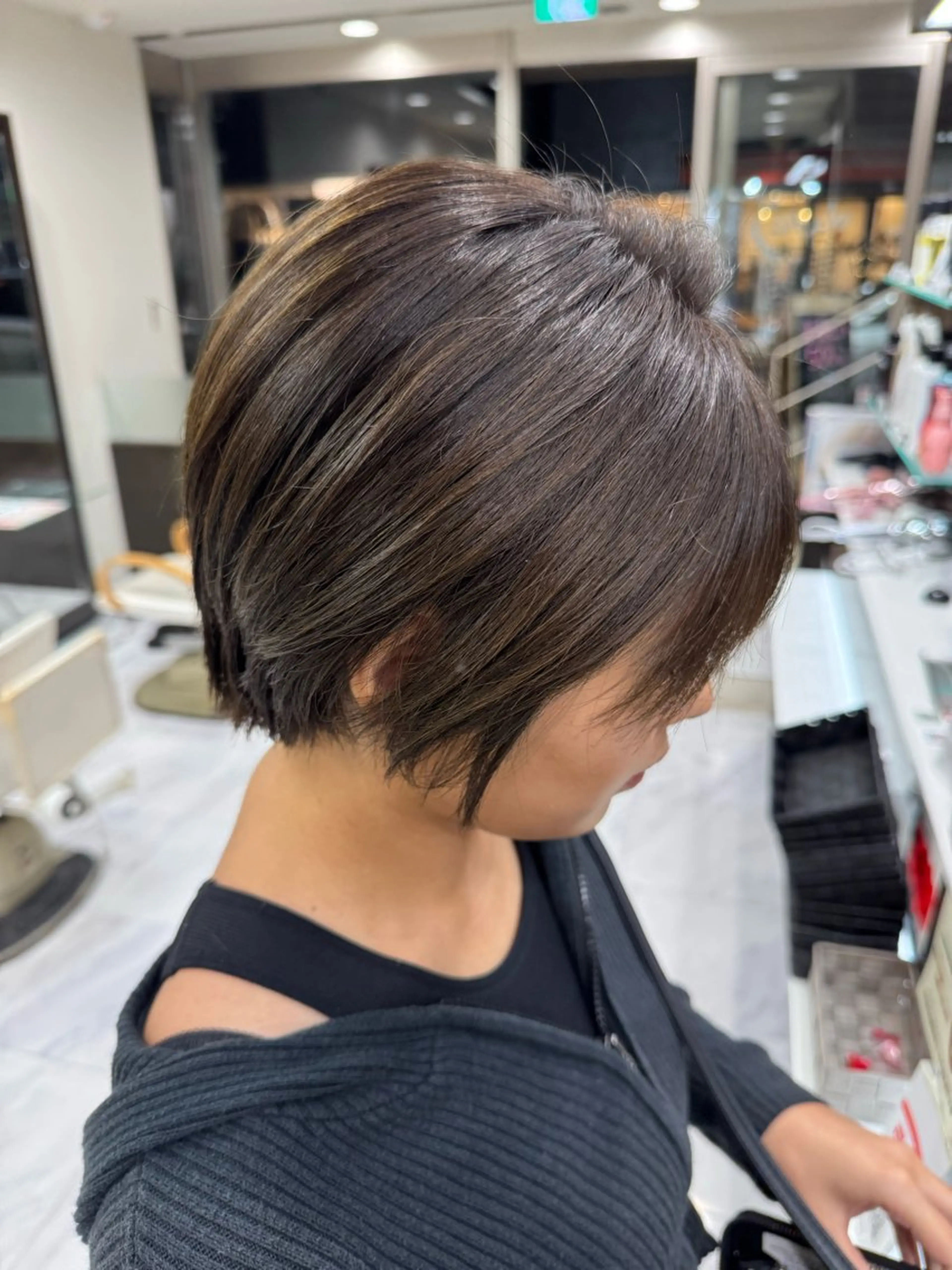 ショート カラー ヘアアレンジ 切りっぱなしボブ 前下がりボブ アッシュ アッシュブラウン ブリーチ 目黒 碧人のヘアスタイル