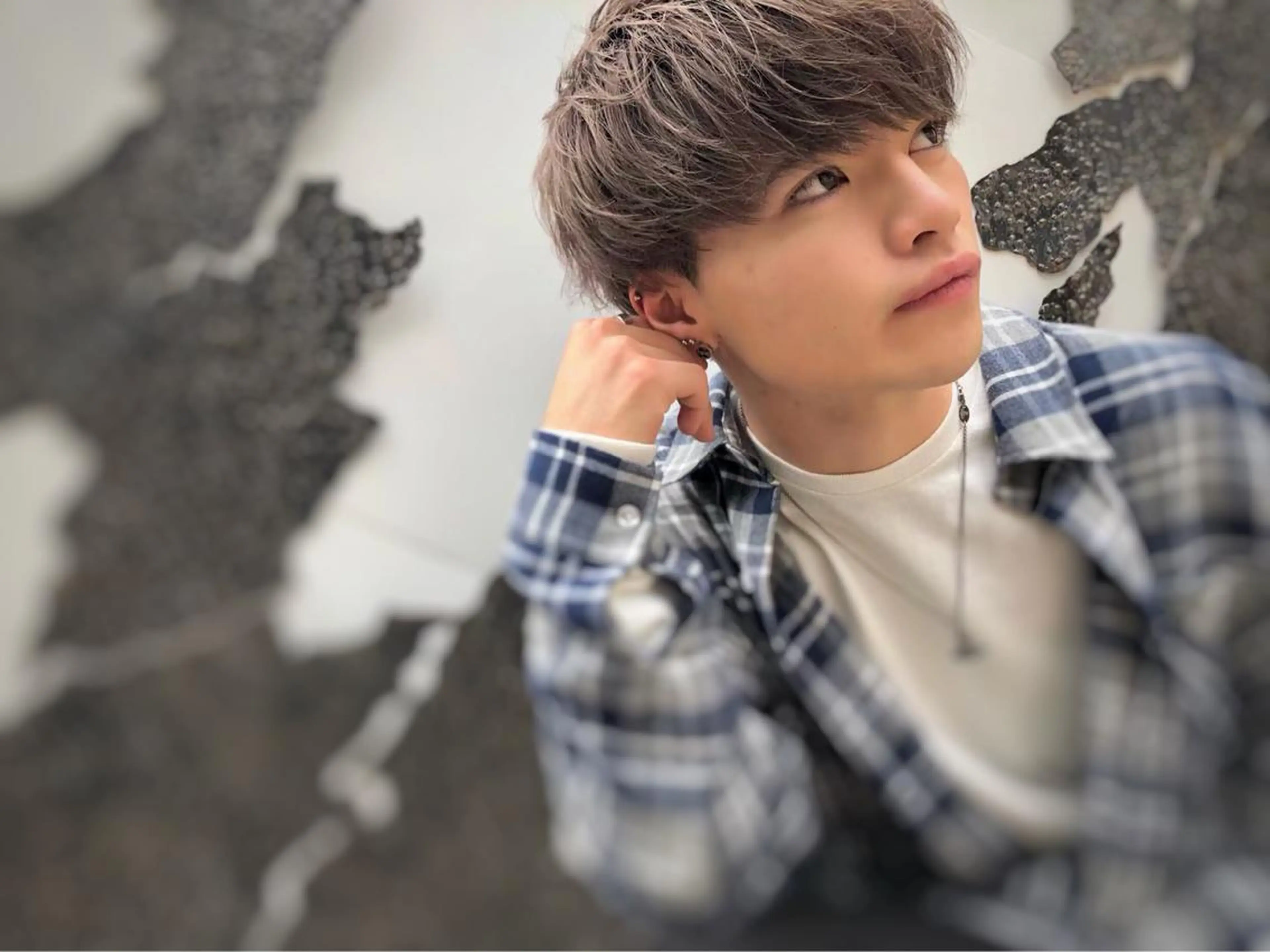 ショート カラー メンズ アップバング メンズブリーチ ビジネス センターパート メンズハイトーン ヘアカラー トリートメント ヘッドスパ ヘアセット 赤み消し🌿 透明感カラー🫧のヘアスタイル