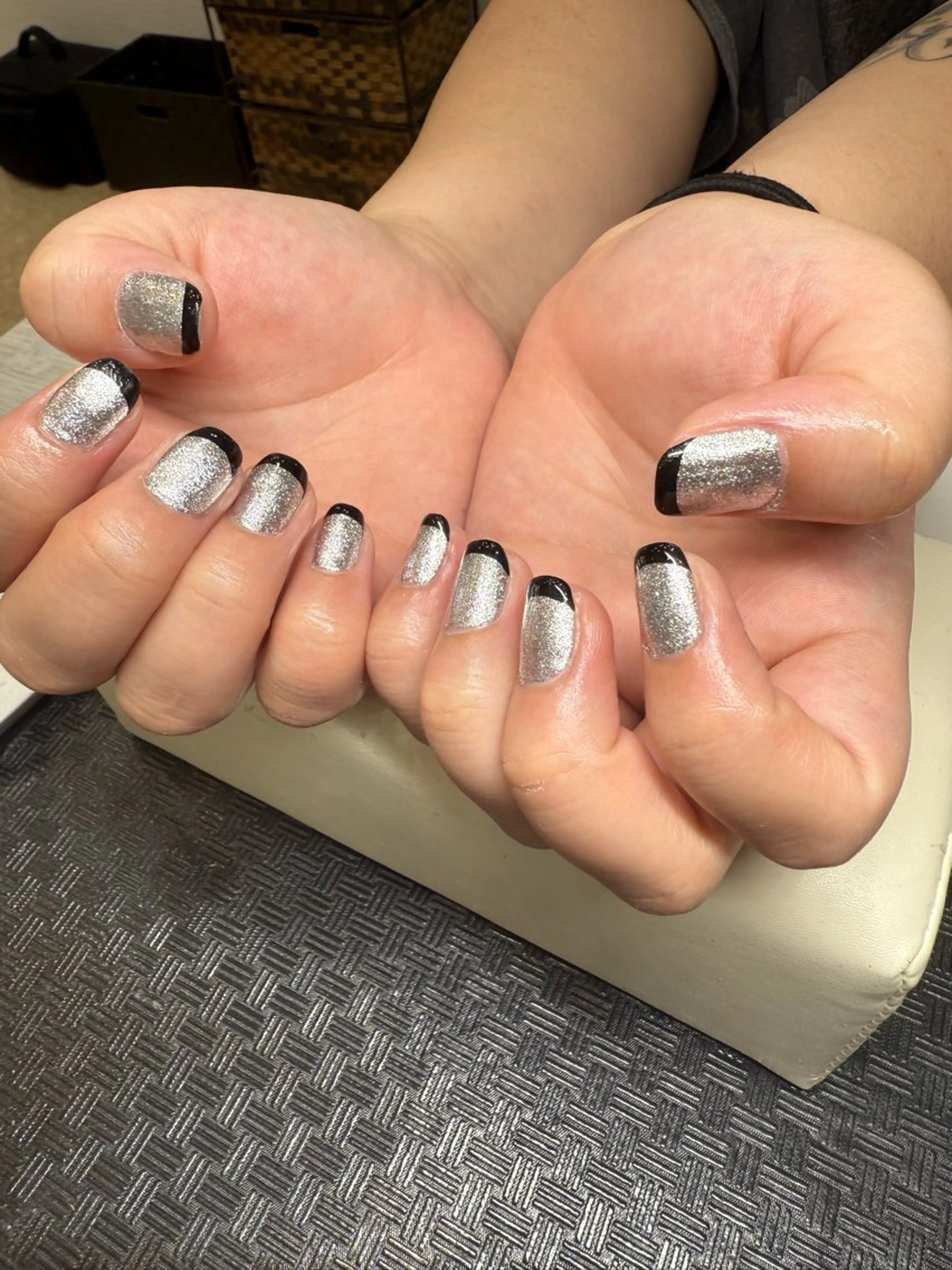 ネイル フレンチネイル キラキラネイル シルバー ハンドネイル 三宮 真琴のネイルデザイン