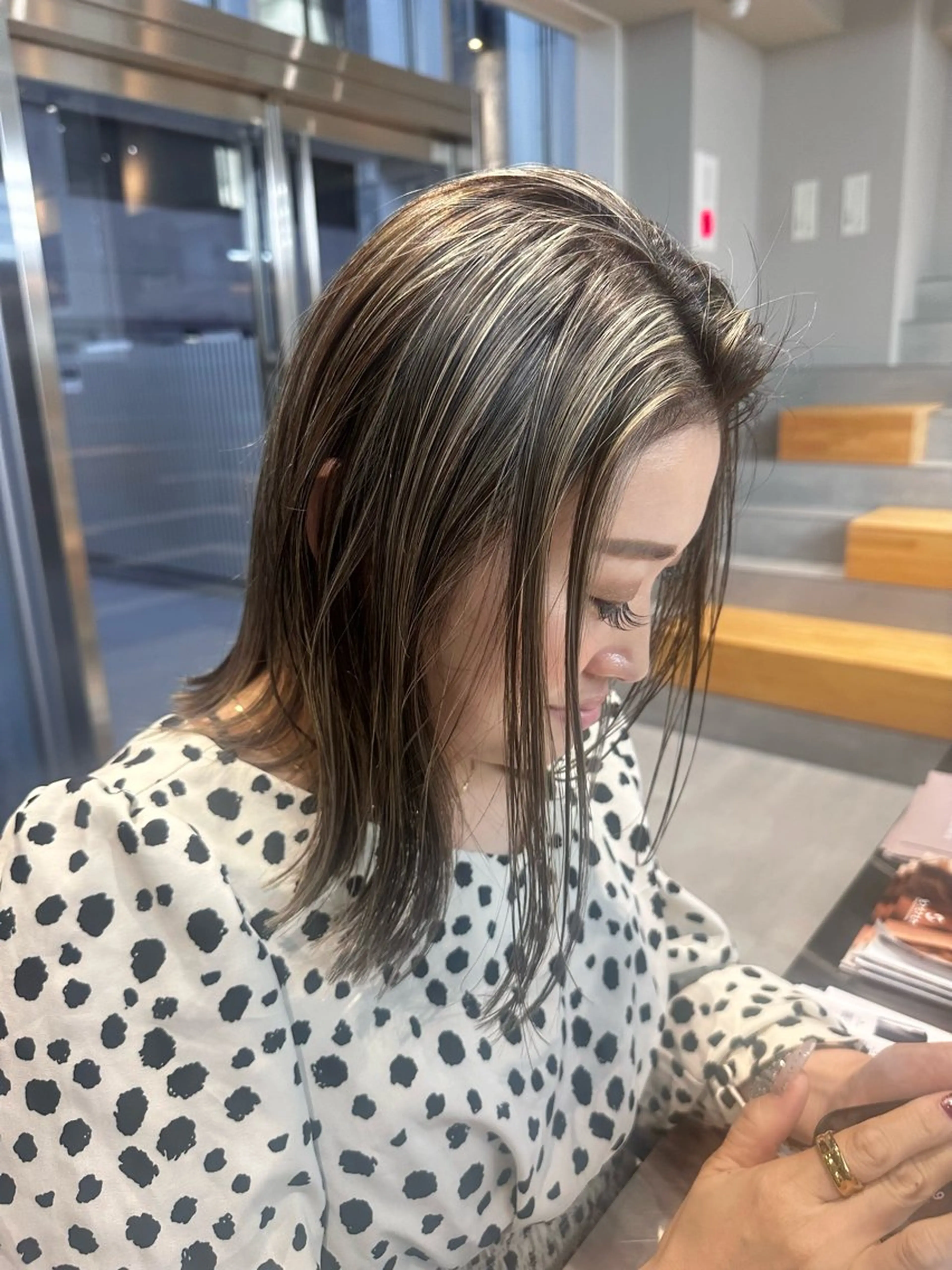 ミディアム カラー ハイライトカラー ハイライト カット ヘアカラー 大塚 夏生のヘアスタイル