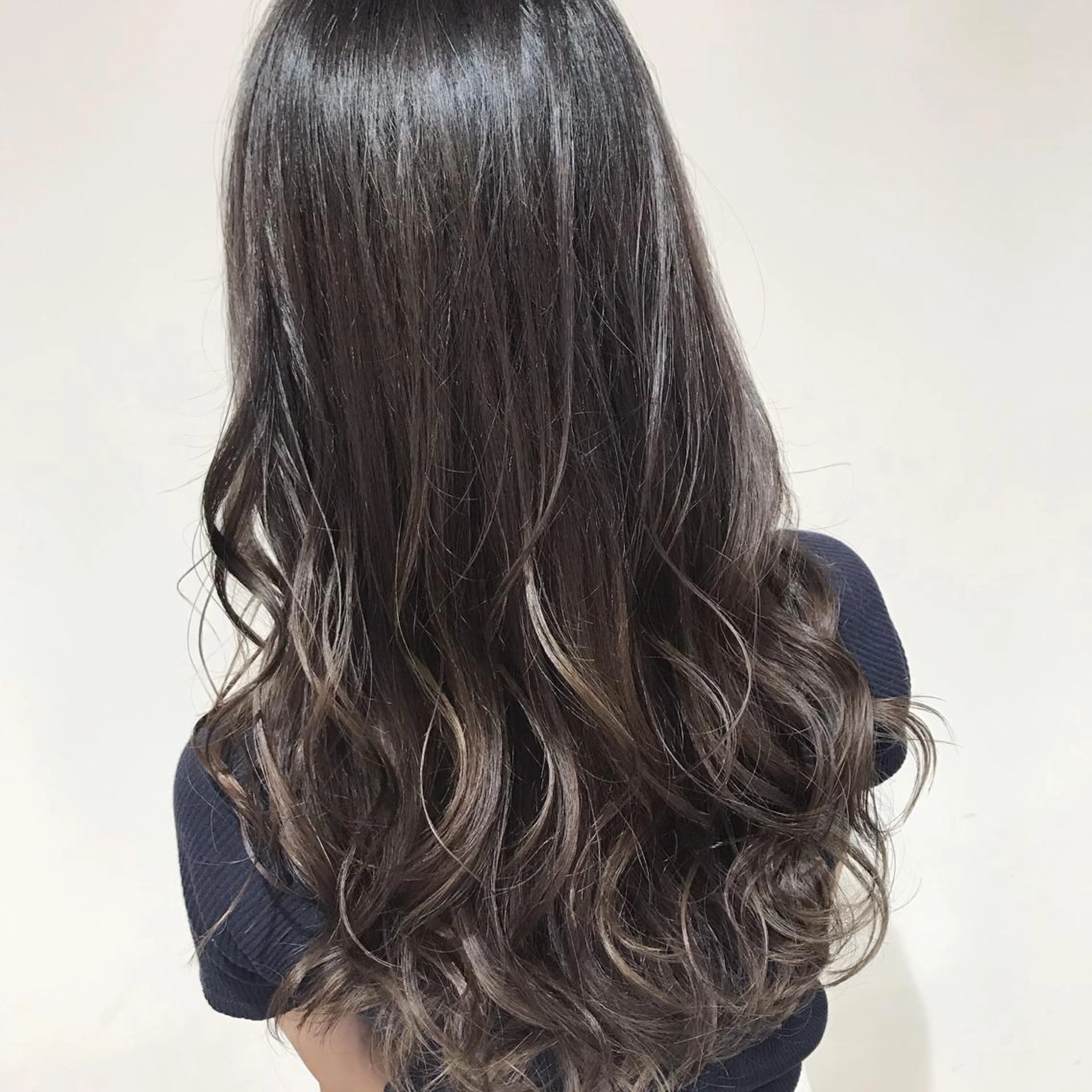 ミディアム カラー アッシュ アッシュグレー アッシュグレージュ バレイヤージュ ベージュカラー AMI Hair  supply所属・髪質改善カラー 韓国風レイヤーのヘアスタイル