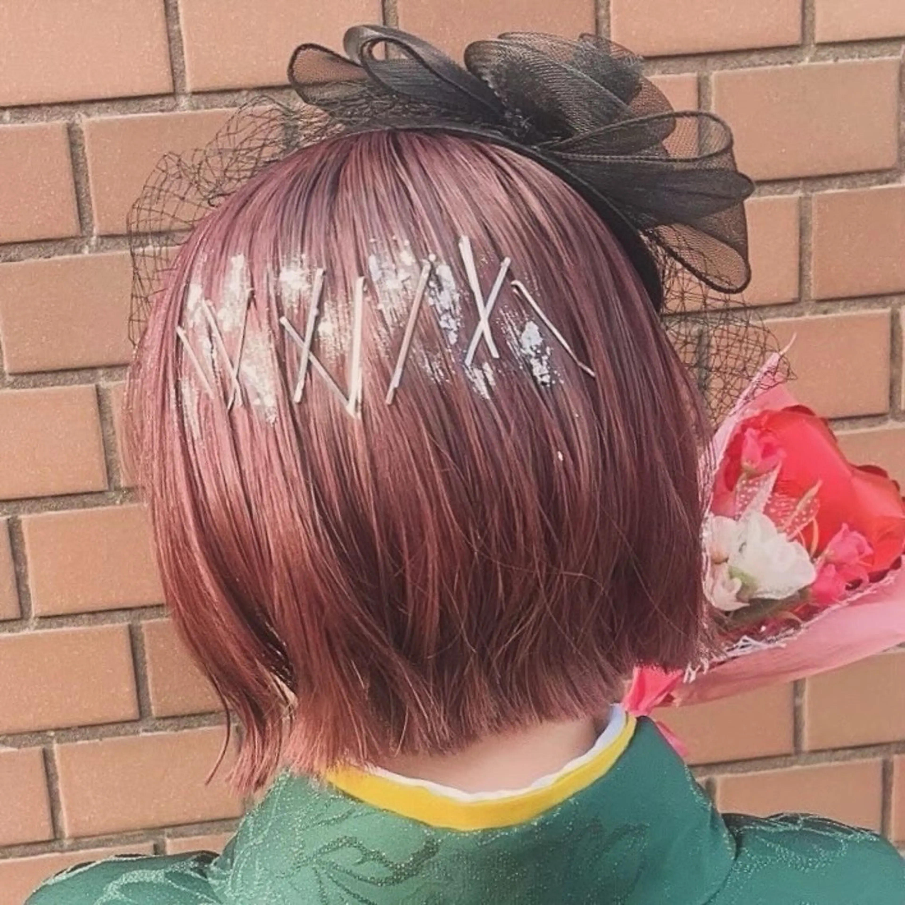 ショート ボブ 卒業式のヘアスタイル ヘアセット 艶暖色カラー🍒 縮毛矯正ほののヘアスタイル