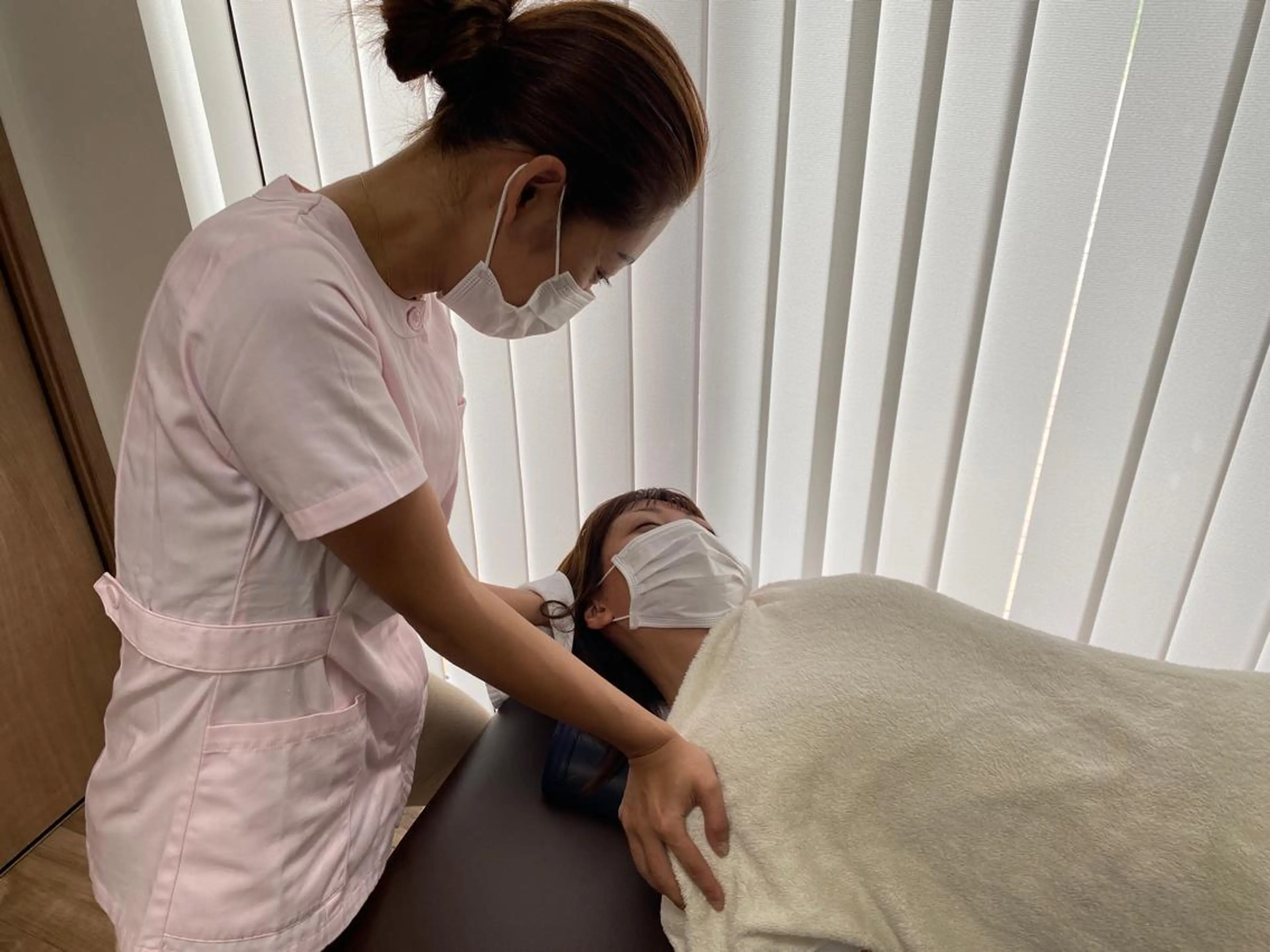 【根本改善専門の猫背矯正】筋肉・関節へのアプローチ！繰り返し行い姿勢のゆがみを整える‼️姿勢が変わればお顔も変わる！の写真