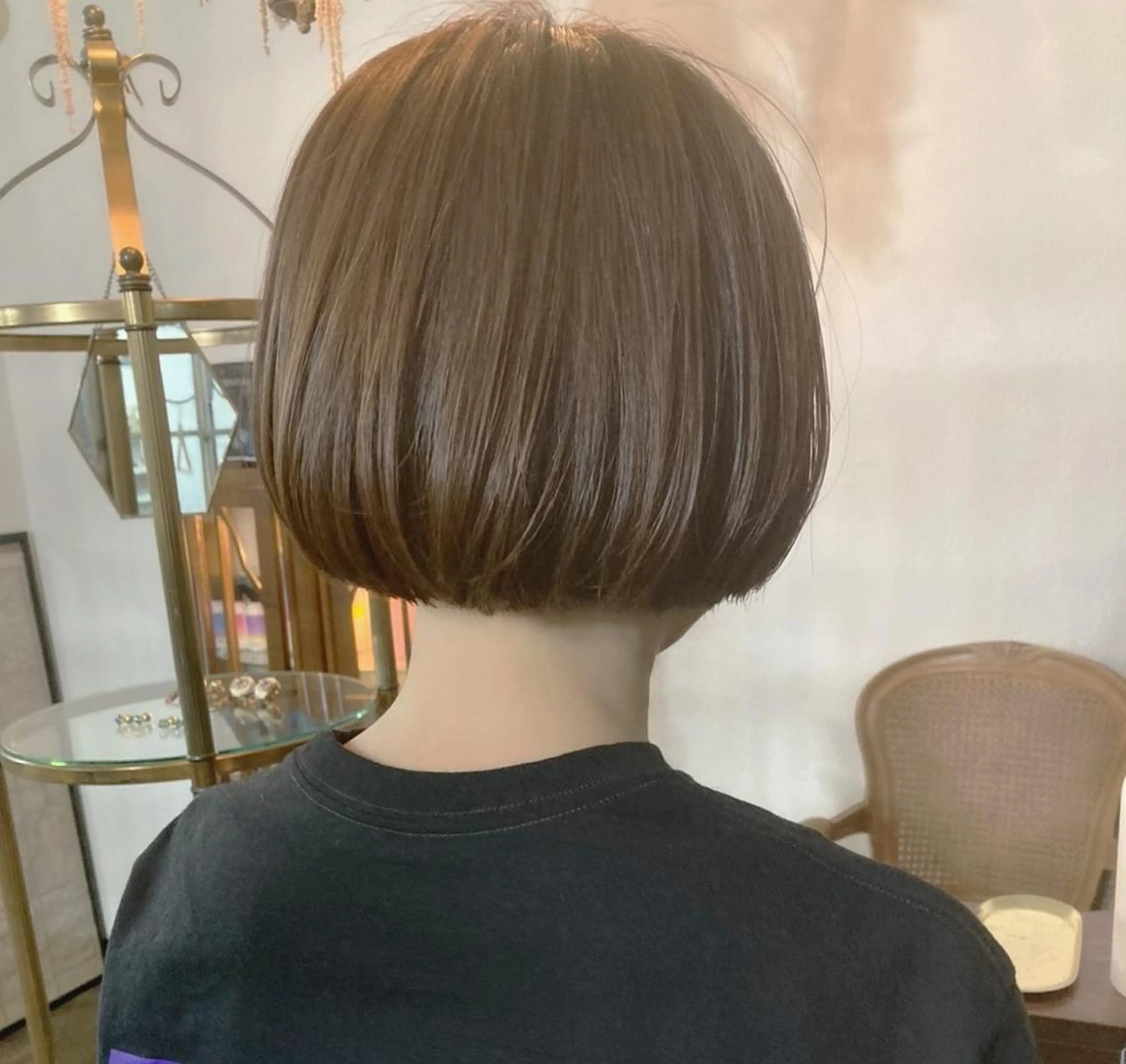 ショート カラー ベージュカラー ボブ カット ヘアカラー 阿嘉 萌子のヘアスタイル