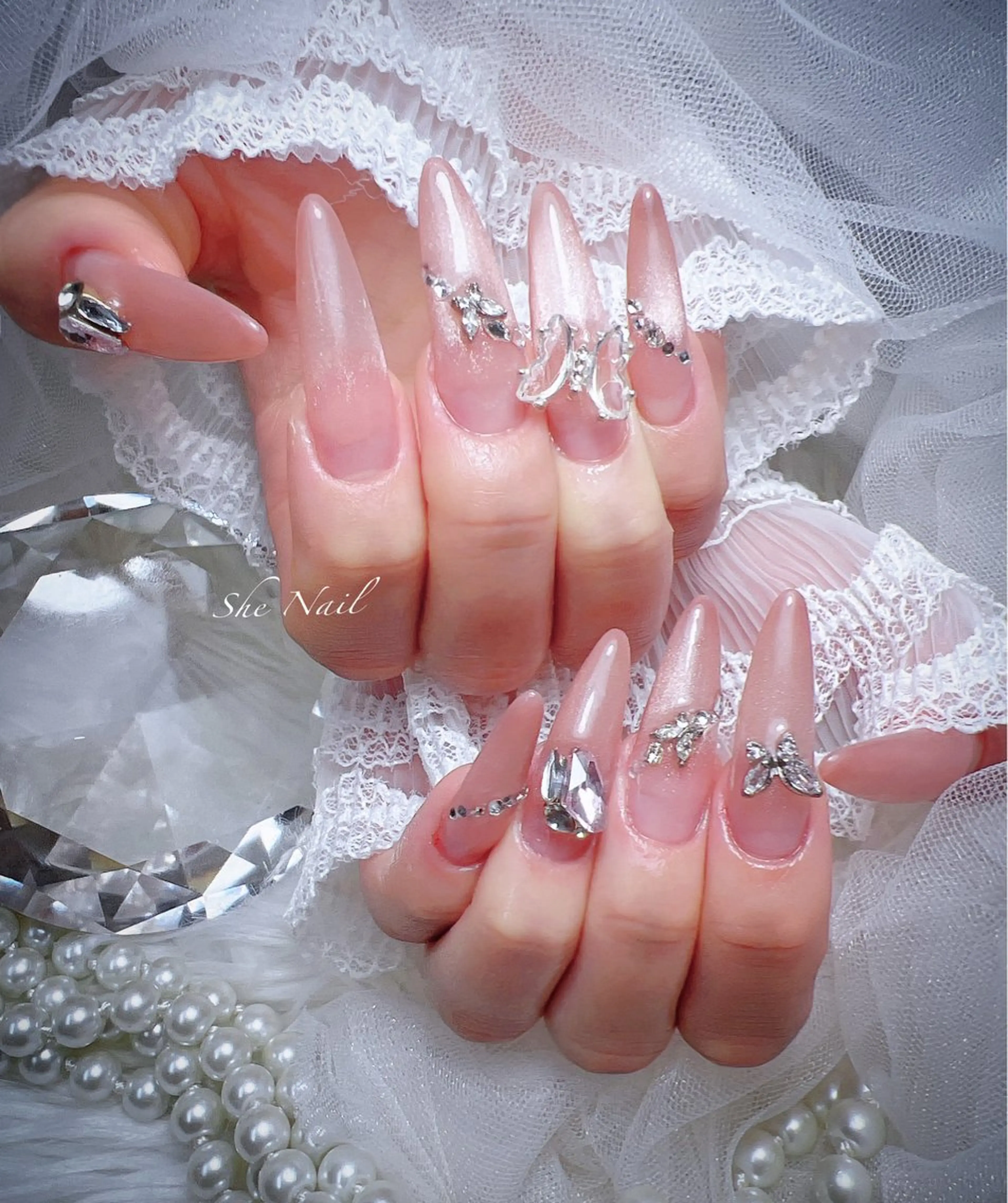 ネイル チークネイル 長さ出し フラッシュネイル グラデーション ラメ(グリッター) ハンドネイル She   Nail所属・ISA_ BELLAのネイルデザイン