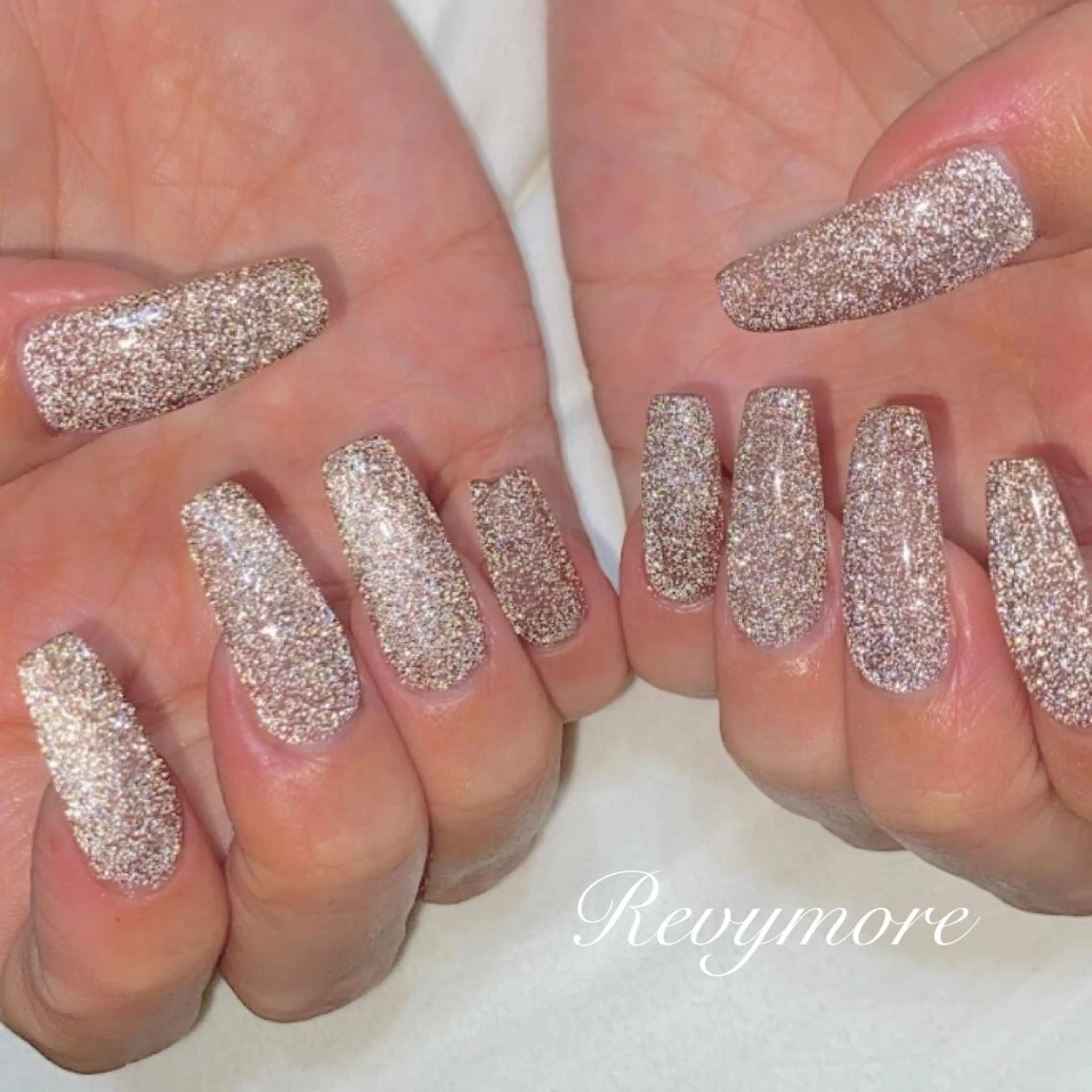 ミディアム ネイル 韓国風ヘア フラッシュネイル ジェルネイル キラキラネイル 韓国ネイル nail salon Revymore所属・nail salon Revymoreのネイルデザイン