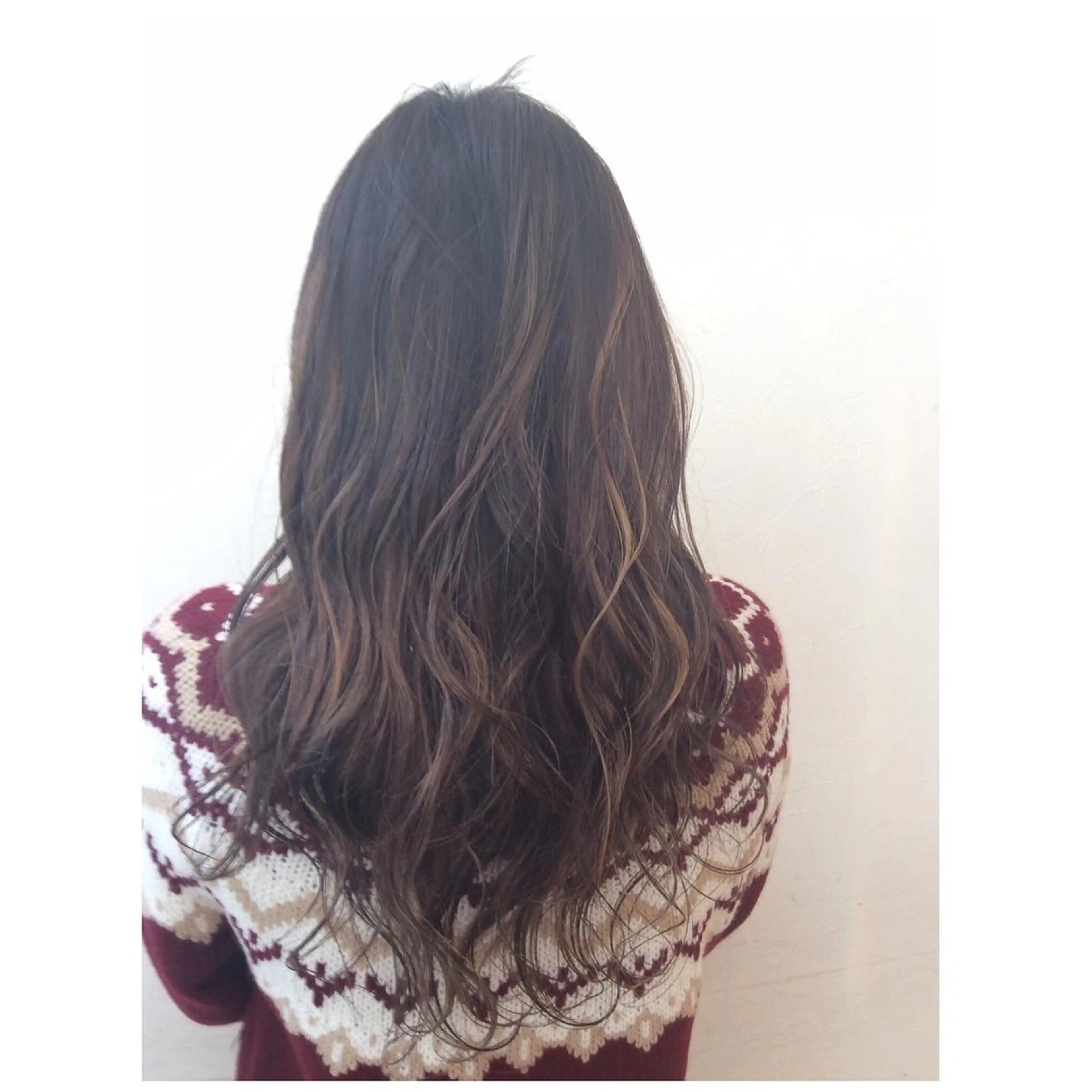 ミディアム ハイライト TOMOYAレイヤー ブリーチ縮毛矯正のヘアスタイル