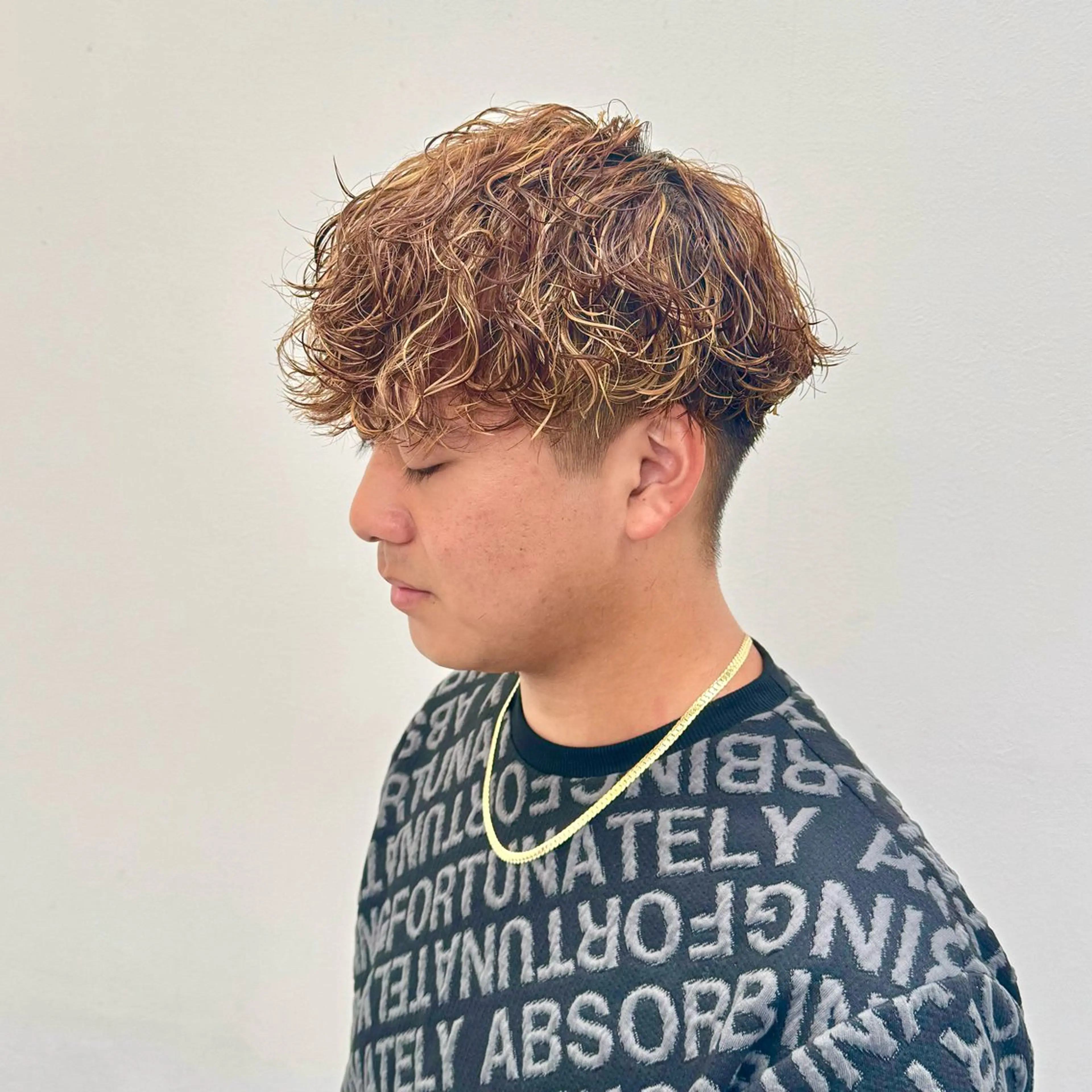 ミディアム カラー パーマ ヘアアレンジ メンズ ミディアムパーマ メンズハイライト メンズメッシュ メンズパーマ ハイライトカラー カット ヘアカラー パーマ ヘッドスパ ヘアセット 顔まわりカット の達人のヘアスタイル