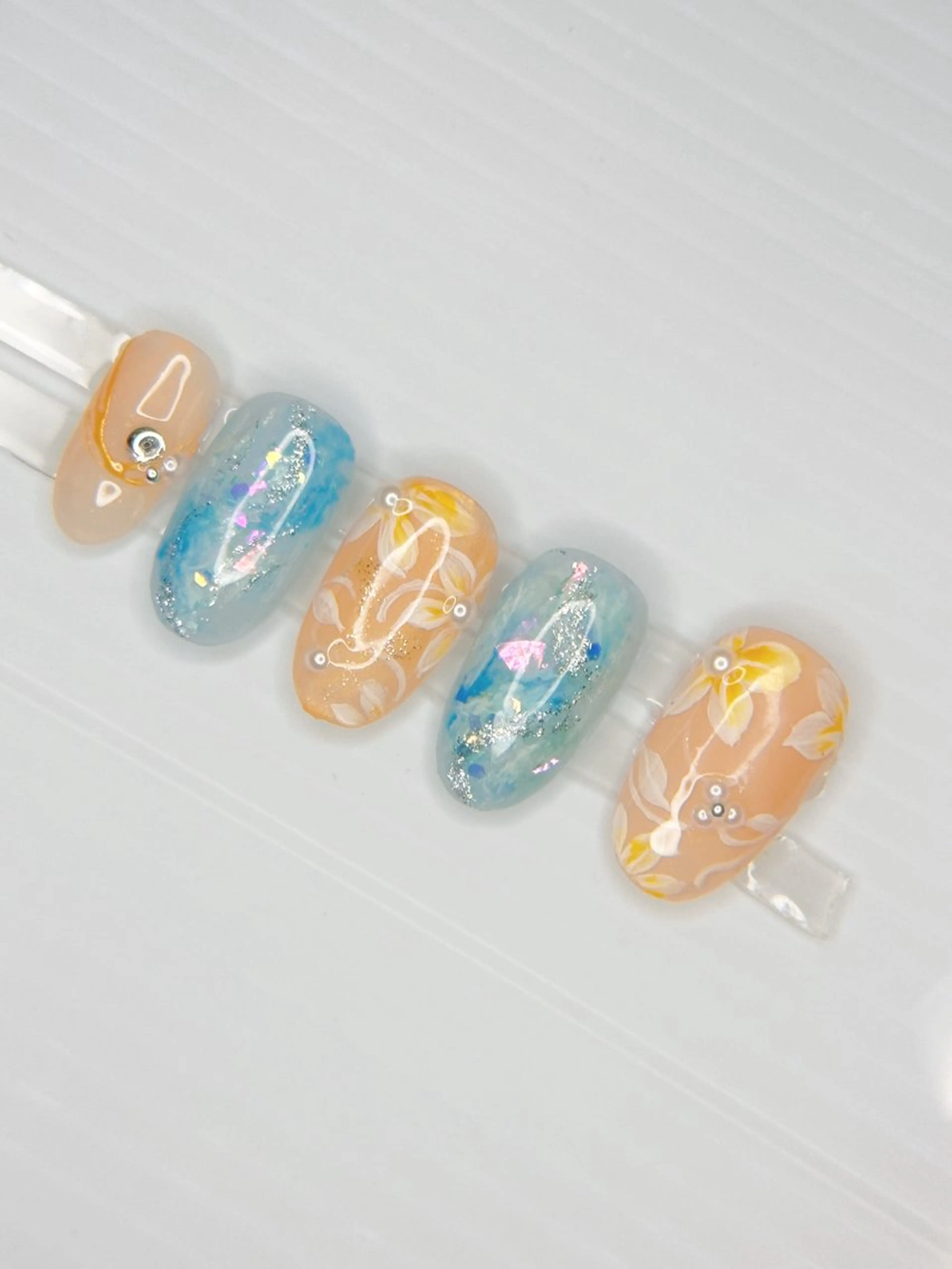 デザインネイル、オフ込み 甘皮ケア　持込みデザインの写真