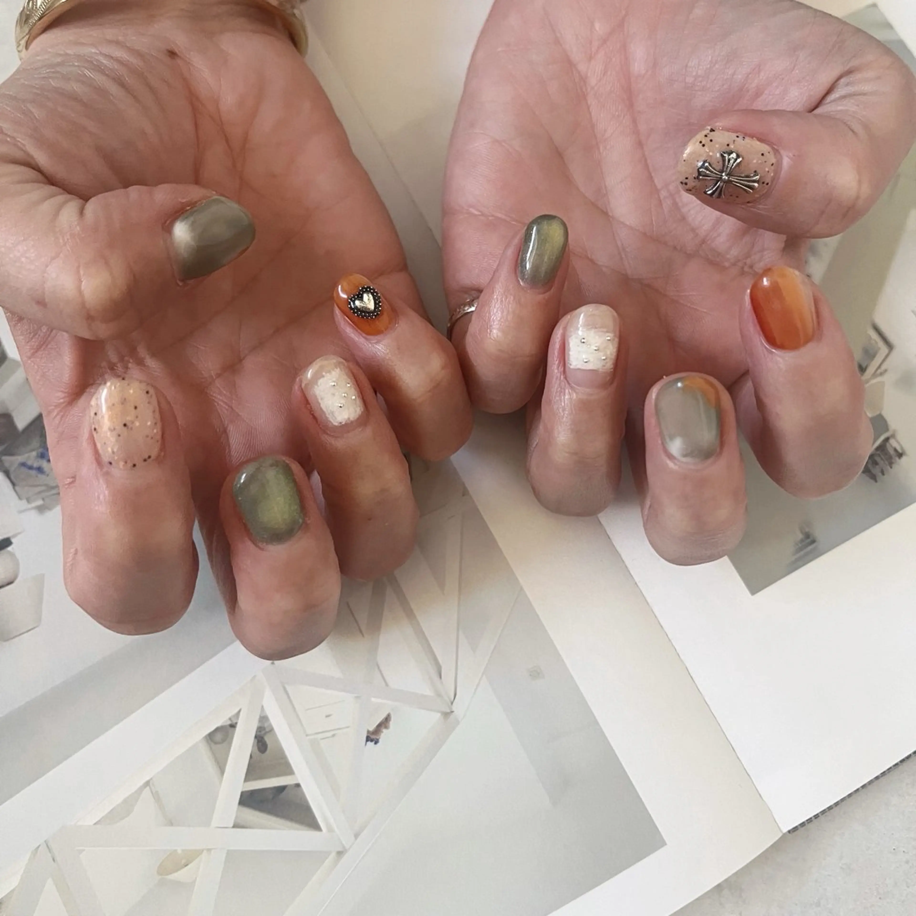 ネイル グリーン ニュアンスネイル オレンジ K Aのネイルデザイン