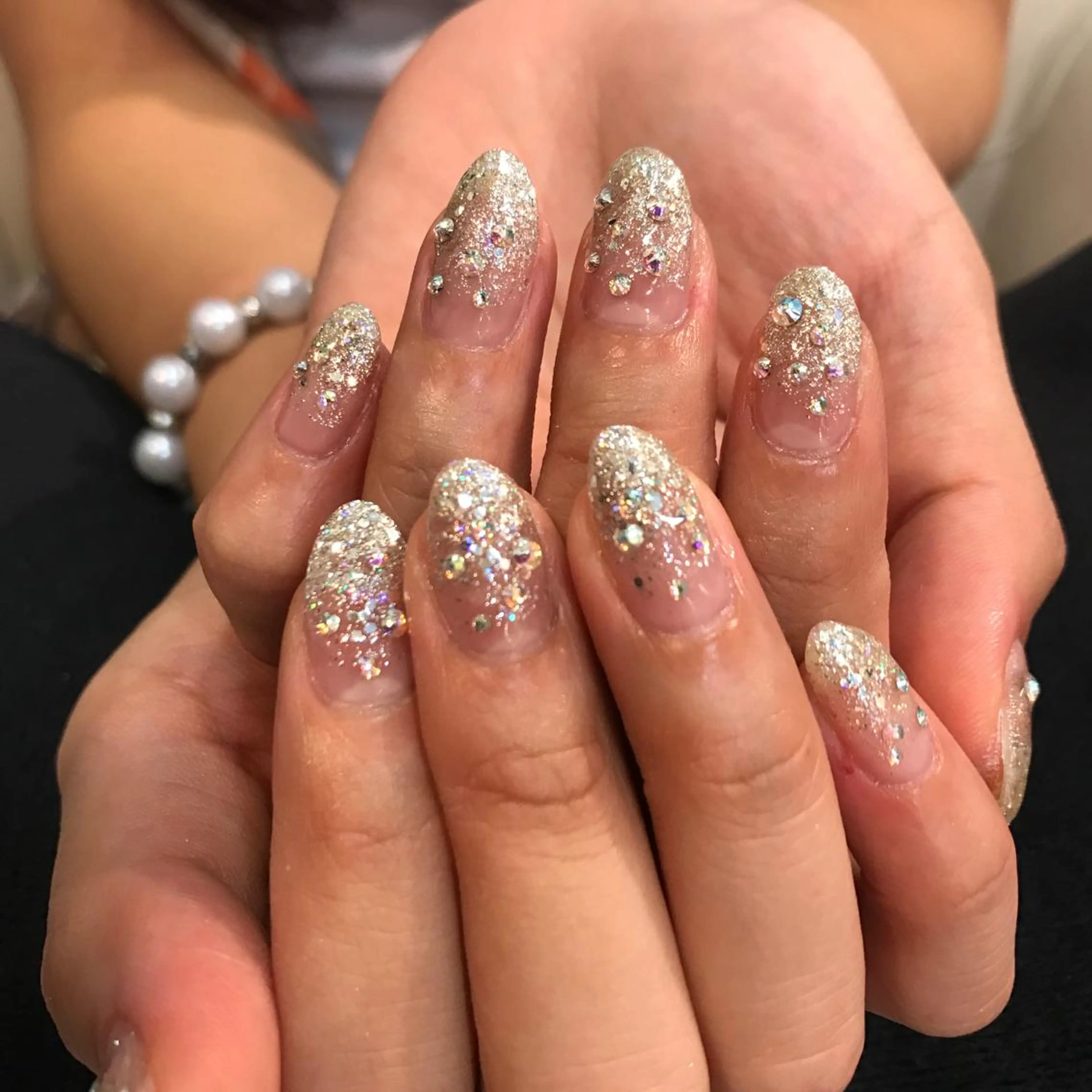 ネイル グラデーション ラメ(グリッター) ラメグラデーション ストーンネイル ハンドネイル nail&eyelash amor所属・nail amorのネイルデザイン