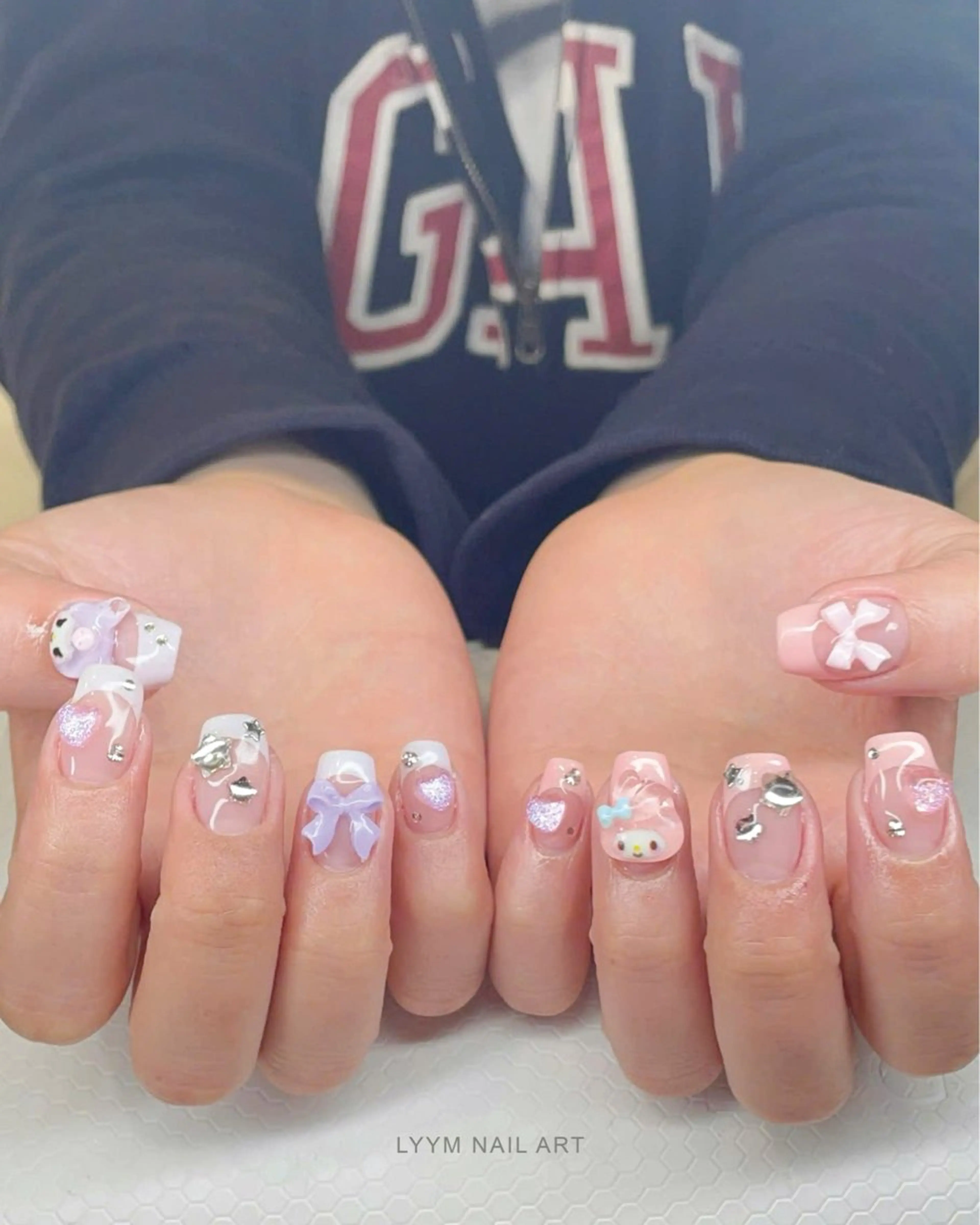 ネイル ジェルネイル ガーリー ハート リボン ワンホンネイル LYYM Salonのネイルデザイン