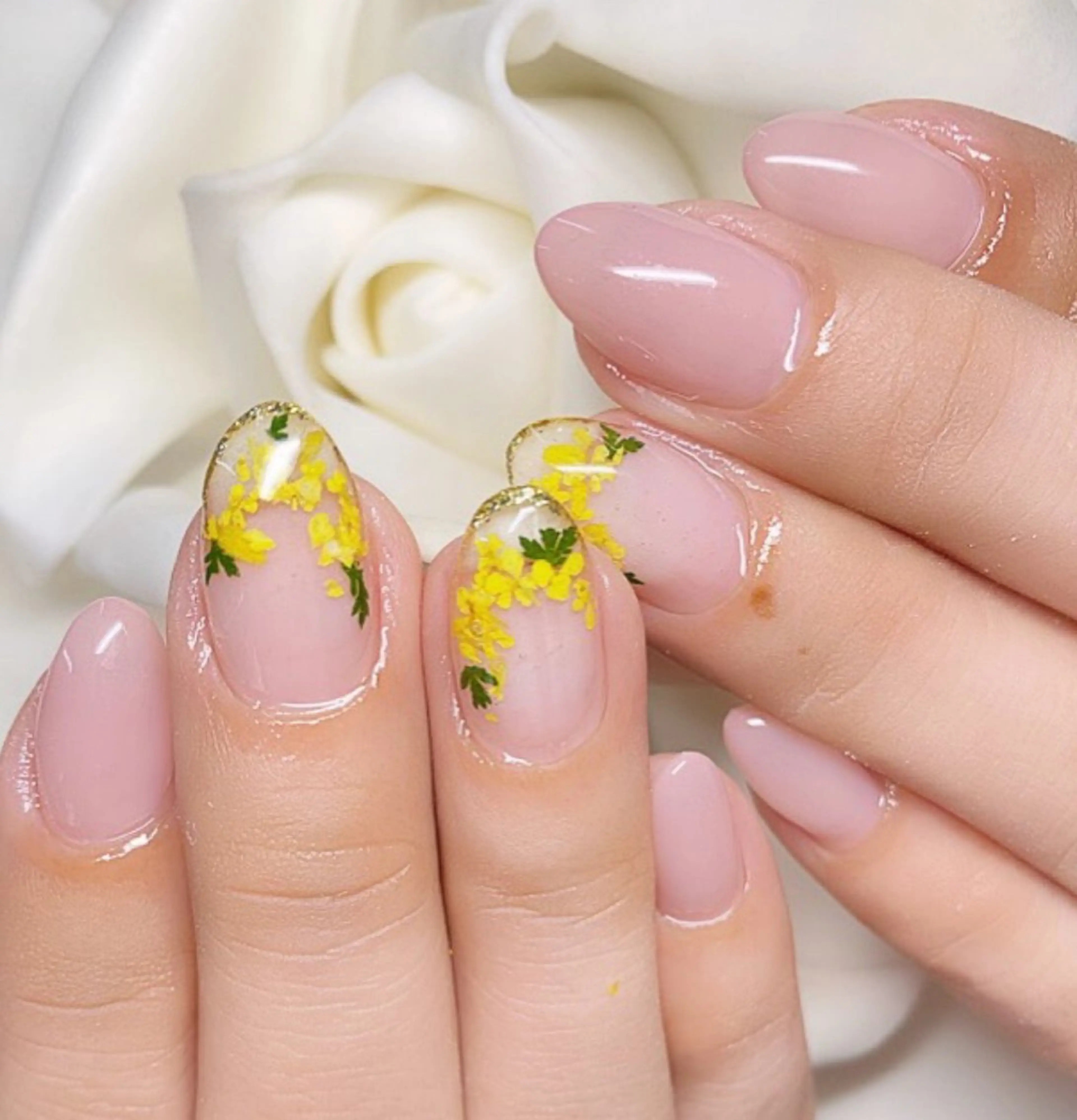 ネイル アートネイル フラワーネイル 春ネイル 黄色 ハンドネイル Roger 舞のネイルデザイン