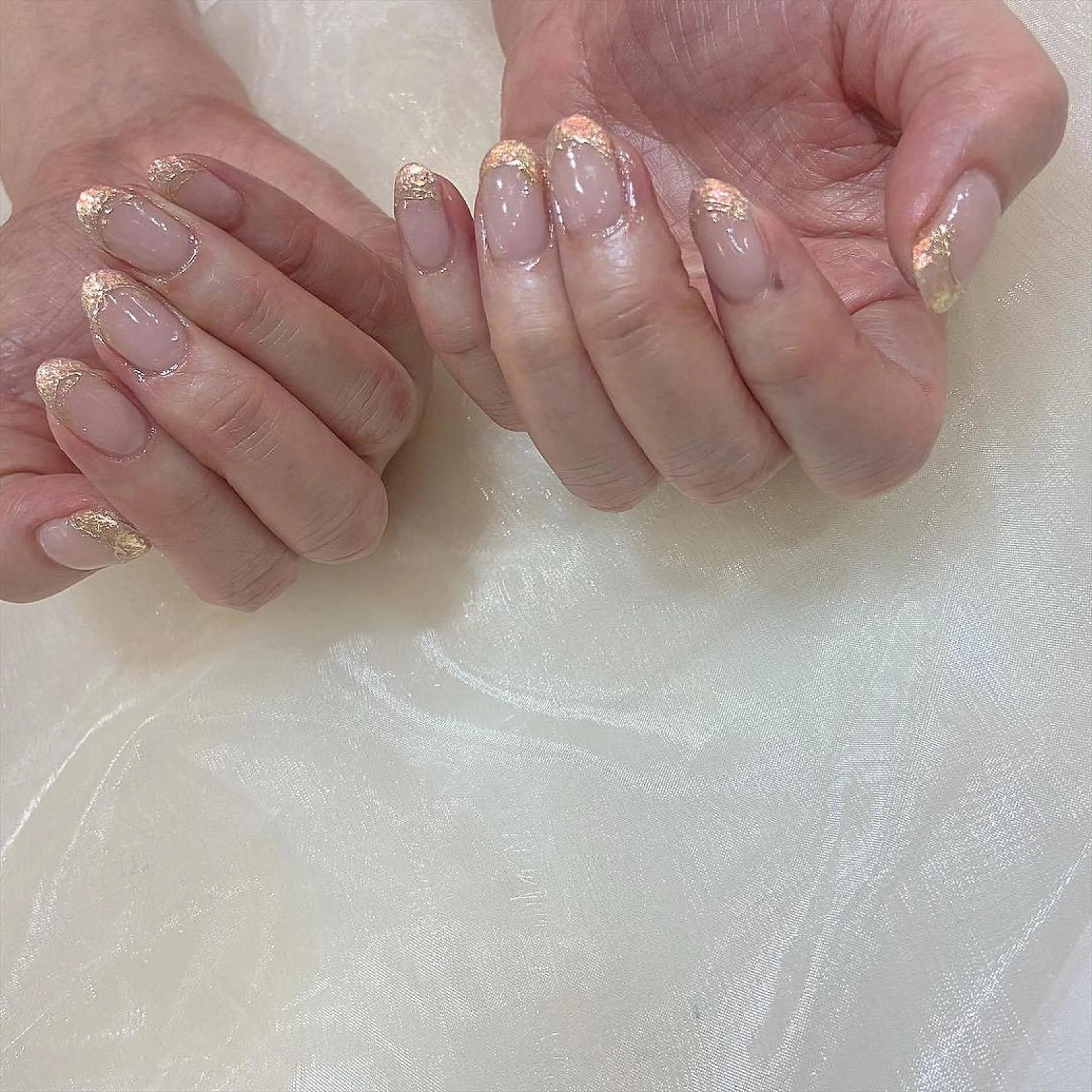 ネイル オーロラネイル フレンチネイル ラメ(グリッター) ハンドネイル 𝕄𝕚𝕪𝕦🤍 自由が丘⌇パラジェルのネイルデザイン