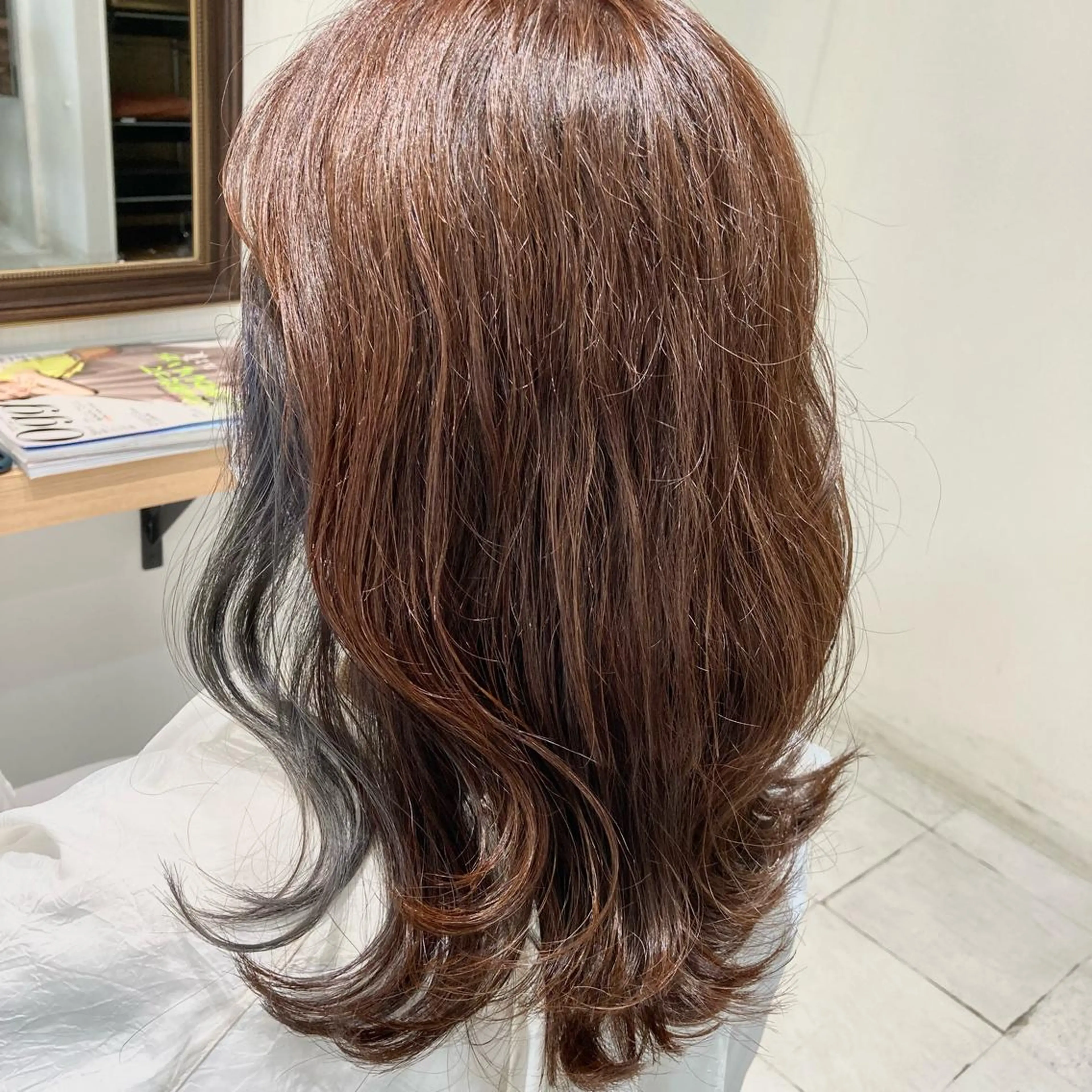 セミロング カラー ブルーカラー ブルーグレー ブルーグレージュ イヤリングカラー グレージュ 大野 まゆのヘアスタイル