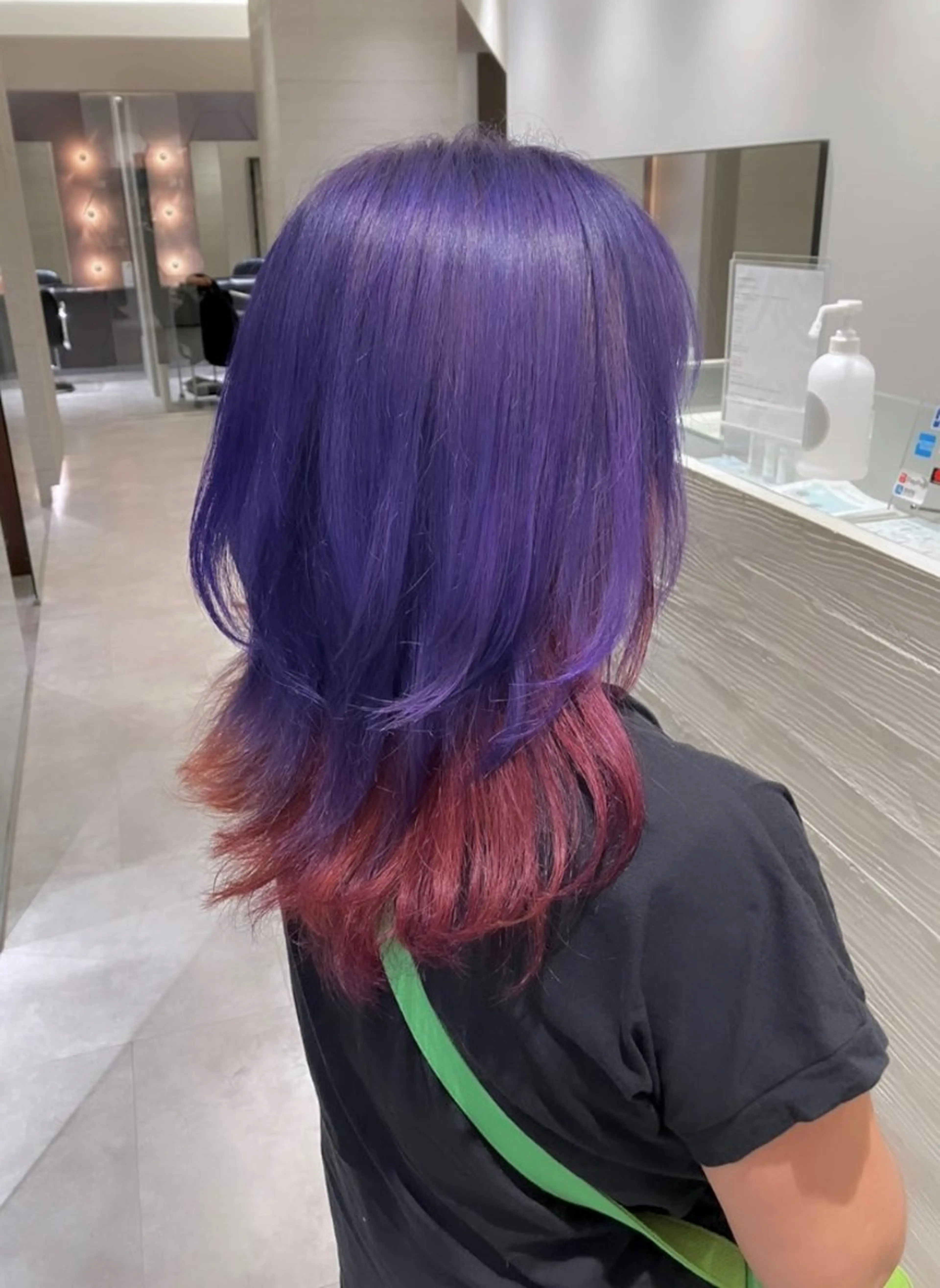 セミロング カラー ブリーチ パープルカラー レッドカラー サキ🤍ハイトーン 🩰くびれ巻きヘアのヘアスタイル