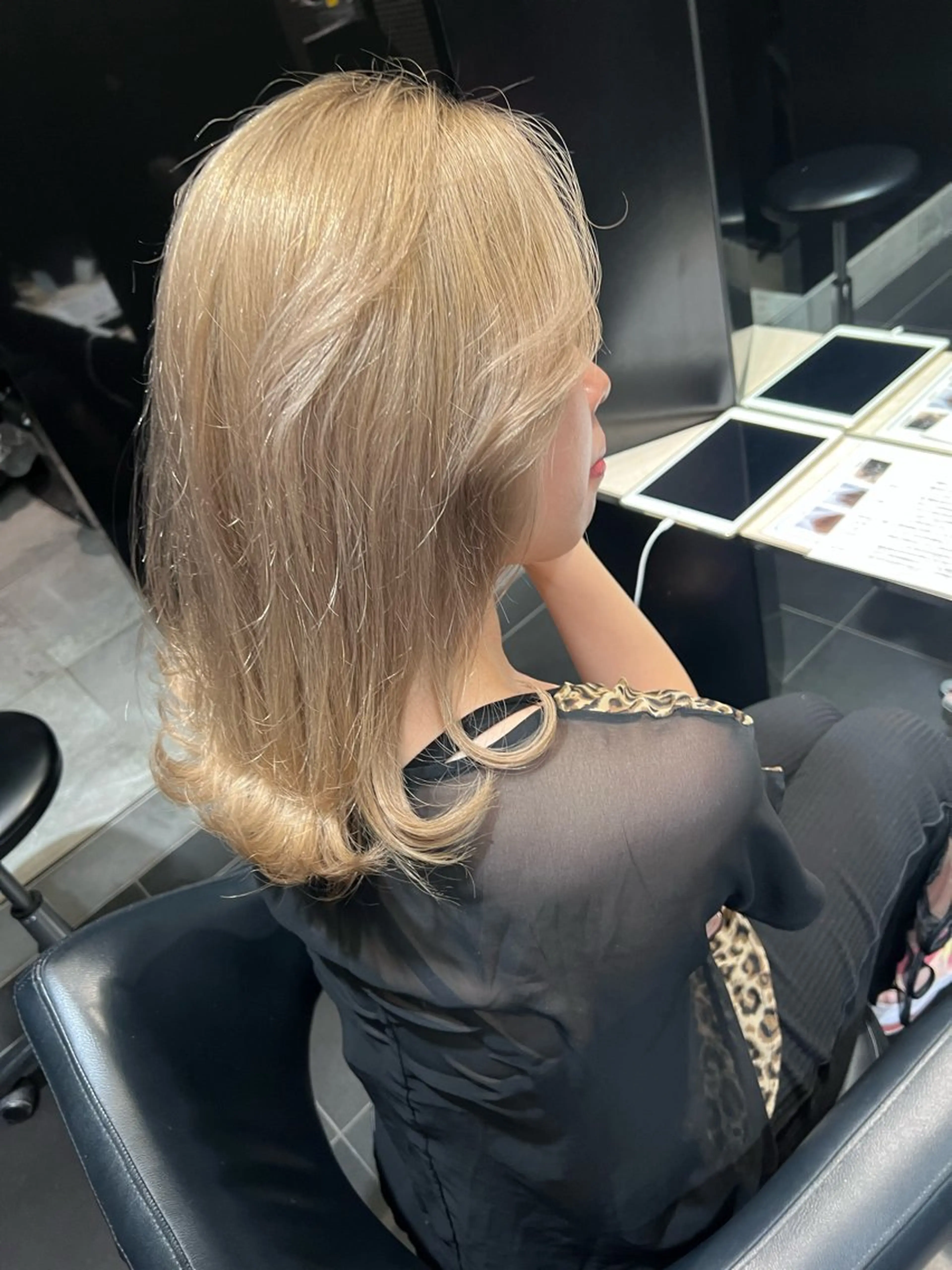 ミディアム カラー 外ハネヘア カット ヘアカラー トリートメント カミノア所属・1月予約解放しまし たイルミナ公認荒井のヘアスタイル