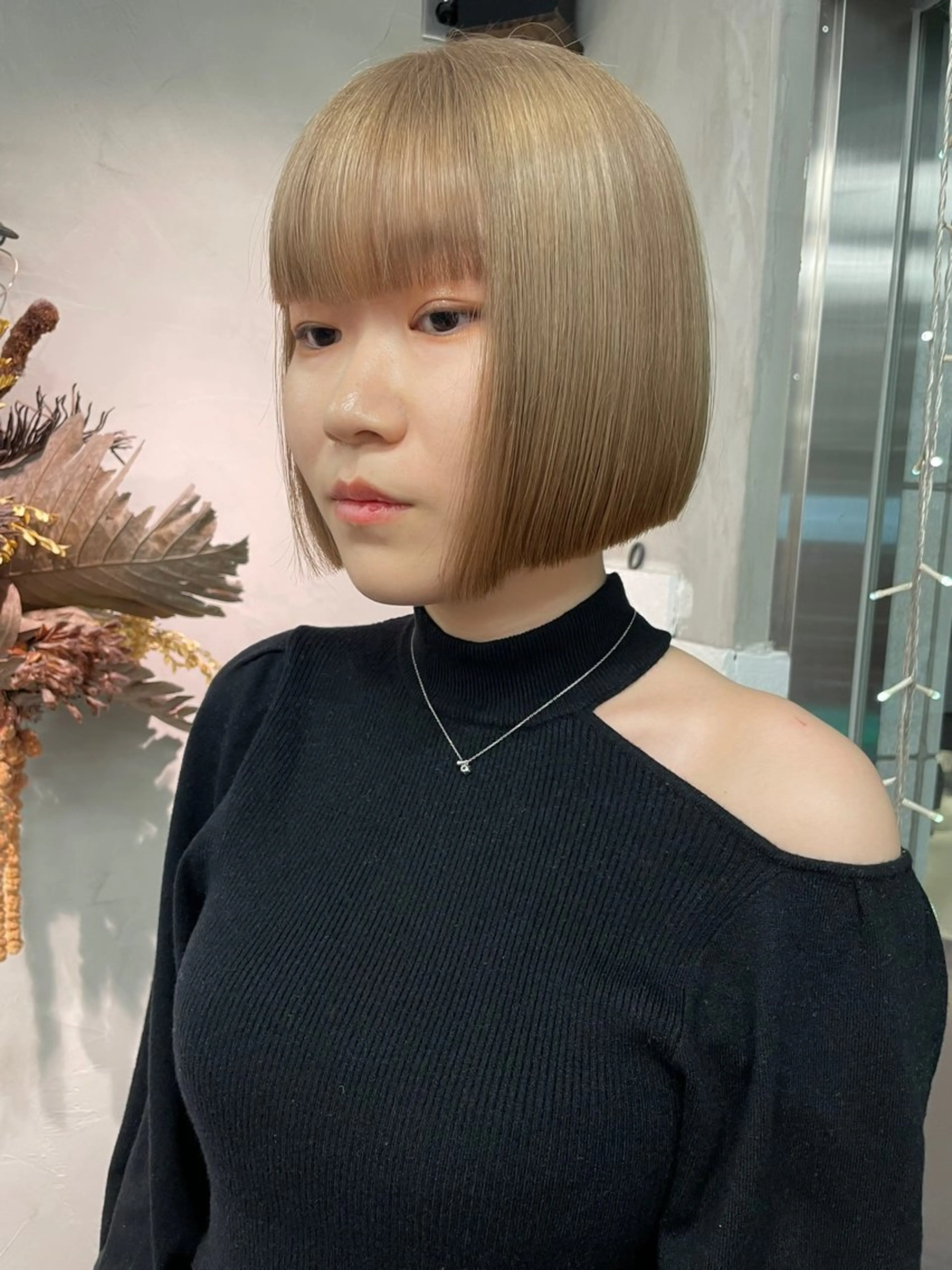 ショート カラー ベージュカラー ブリーチ ヘアカラー 長野 温佳のヘアスタイル