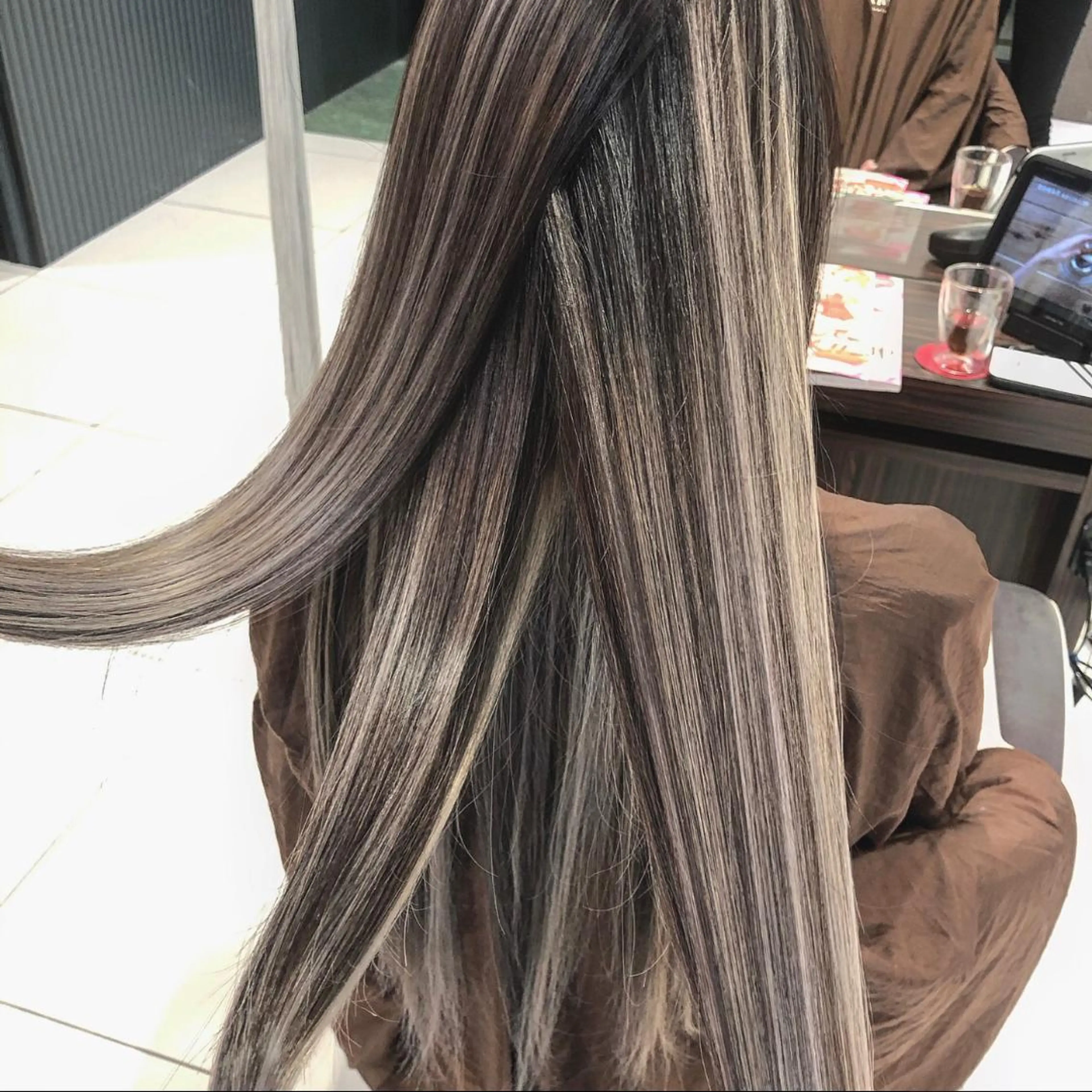 ロング カラー ヘアアレンジ ショートボブ シールエクステ バレイヤージュ デザインカラー ハイライトカラー アンドウ ユウ/ レイヤーカット/韓国のヘアスタイル