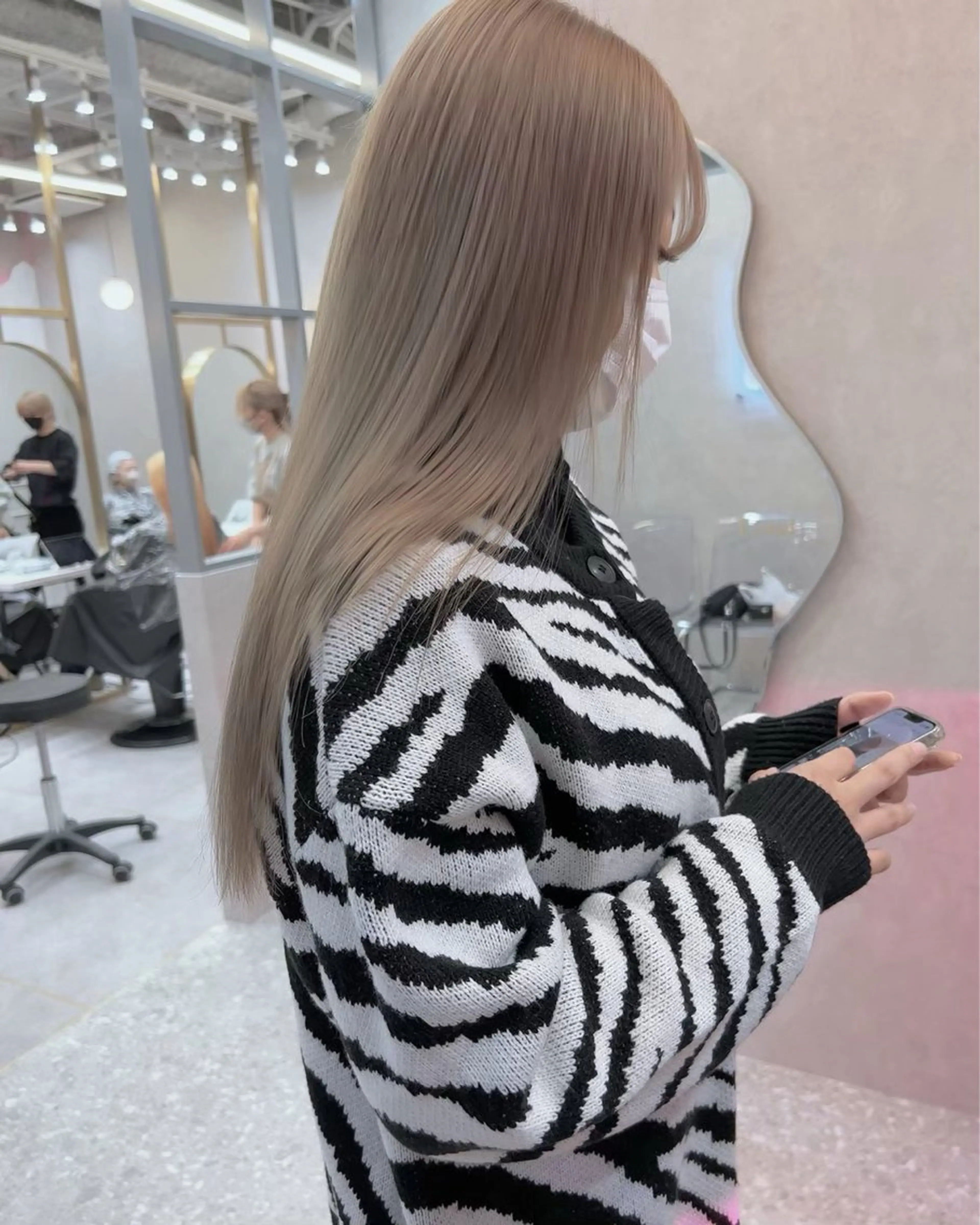 セミロング ヘアカラー トリートメント Nanami / ベージュ/グレージュのヘアスタイル