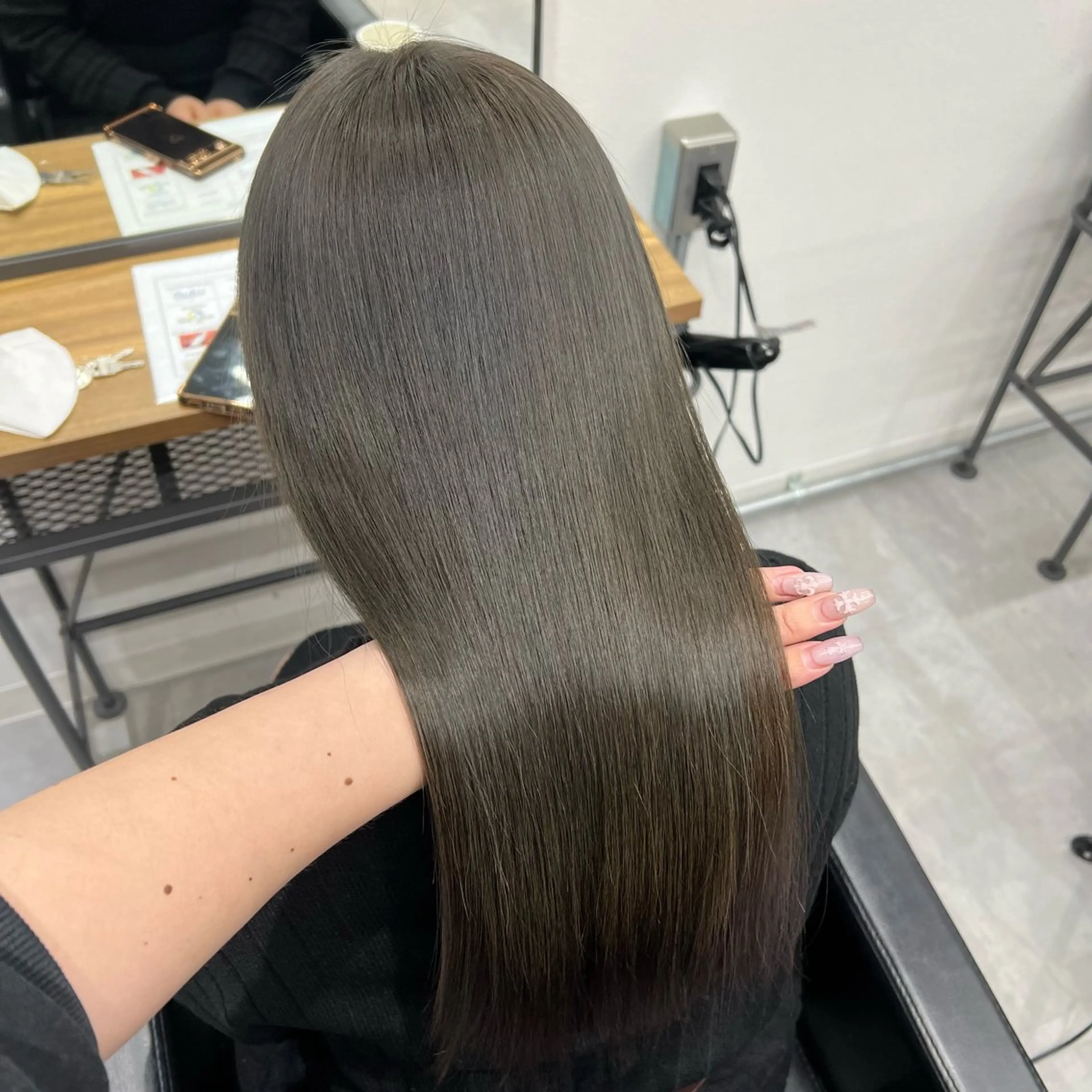 セミロング カラー ブリーチ 透明感カラー デザインカラー ダブルカラー グレージュ いろあそび所属・ショート/ウルフ カットモデル募集のヘアスタイル