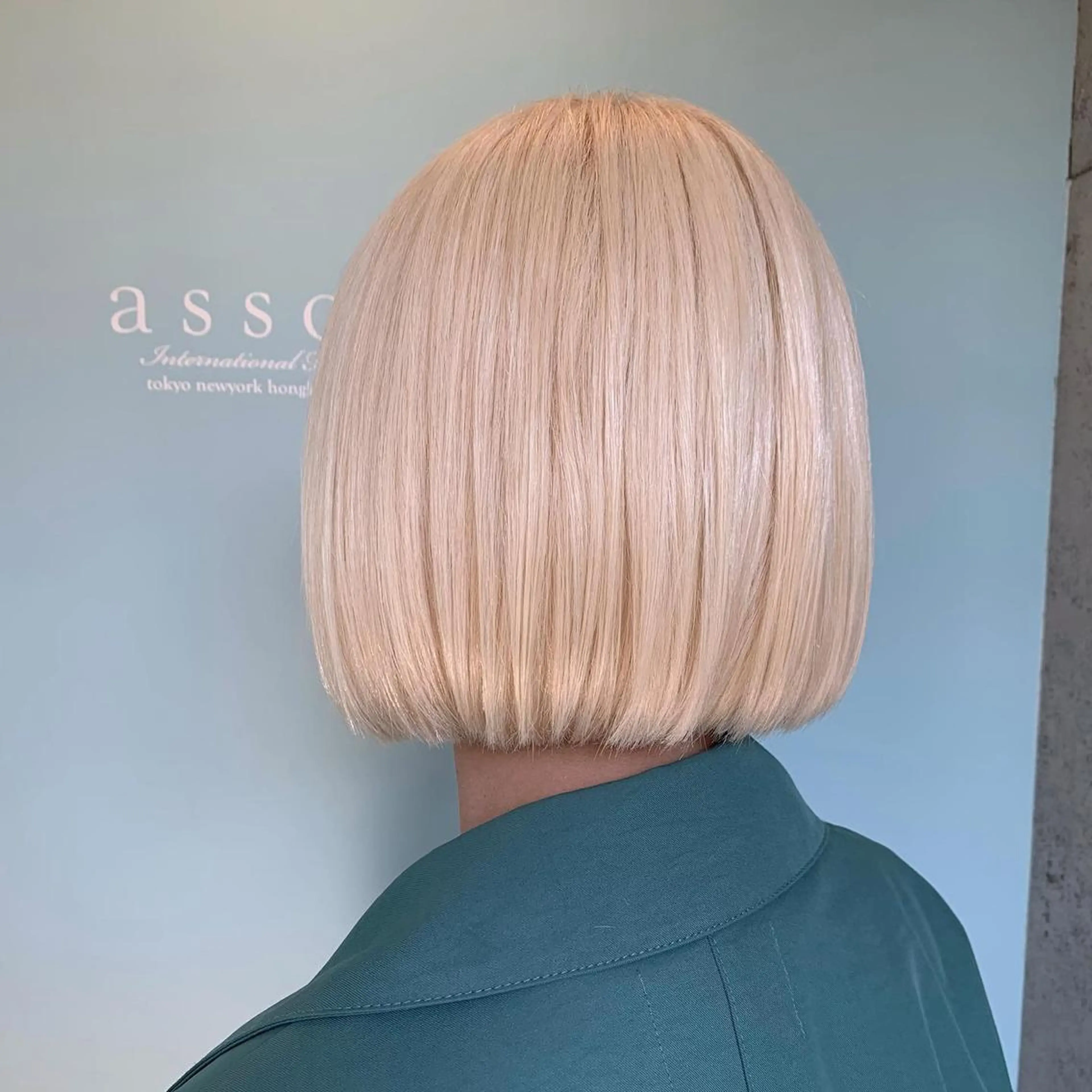 カラー ブリーチ 抜きっぱなしブロンド ボブ カット ヘアカラー トリートメント ally hairsalon所属・Emi .のヘアスタイル