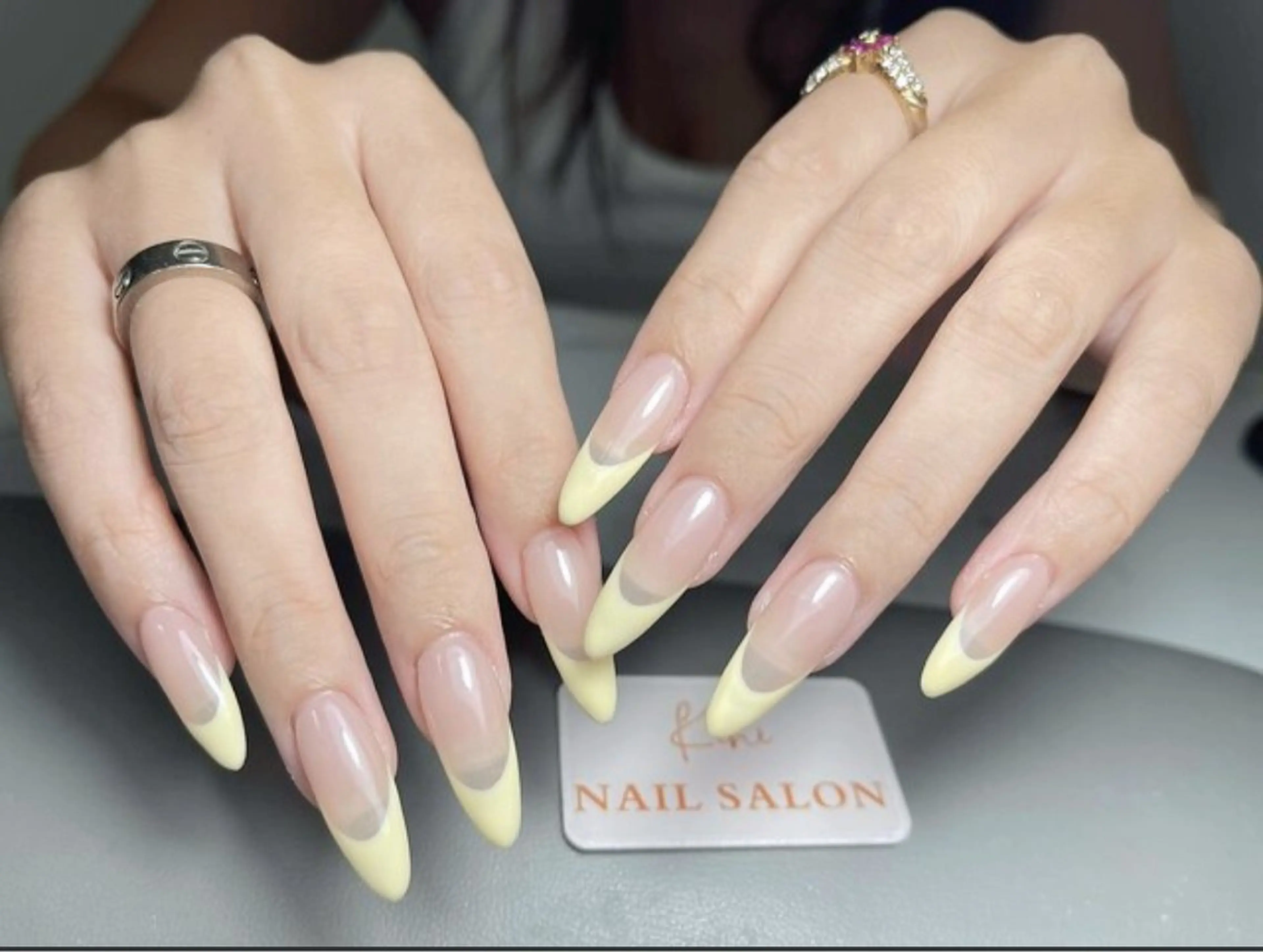 【ソフトジェル付き替えオフ込み】チップ長さだしフレンチ 【ベース1色付き】の写真