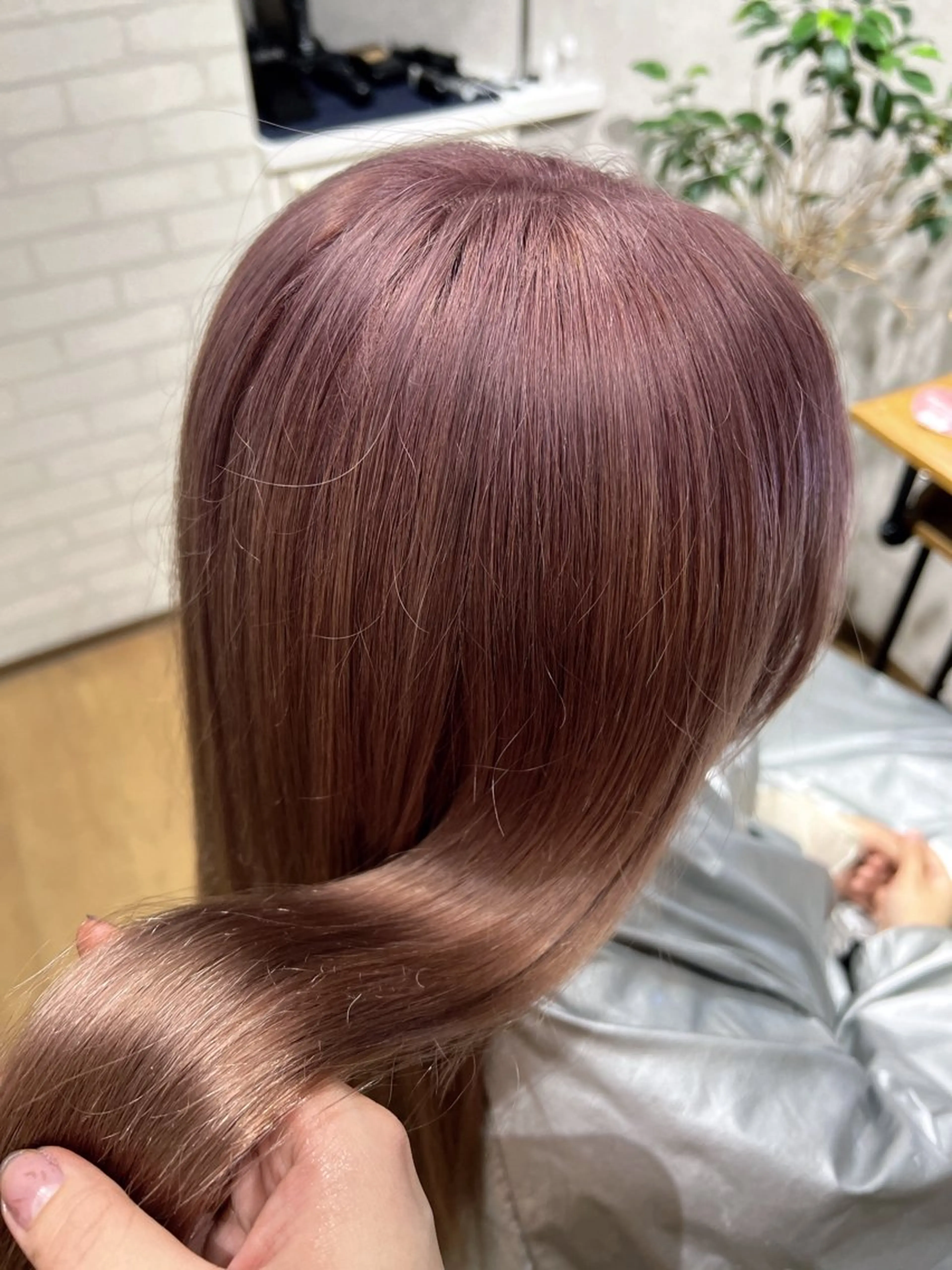 ロング カラー ベージュカラー ブリーチ ピンクカラー ピンクベージュ ヘアカラー Vis ill所属・イリオモテ レナのヘアスタイル
