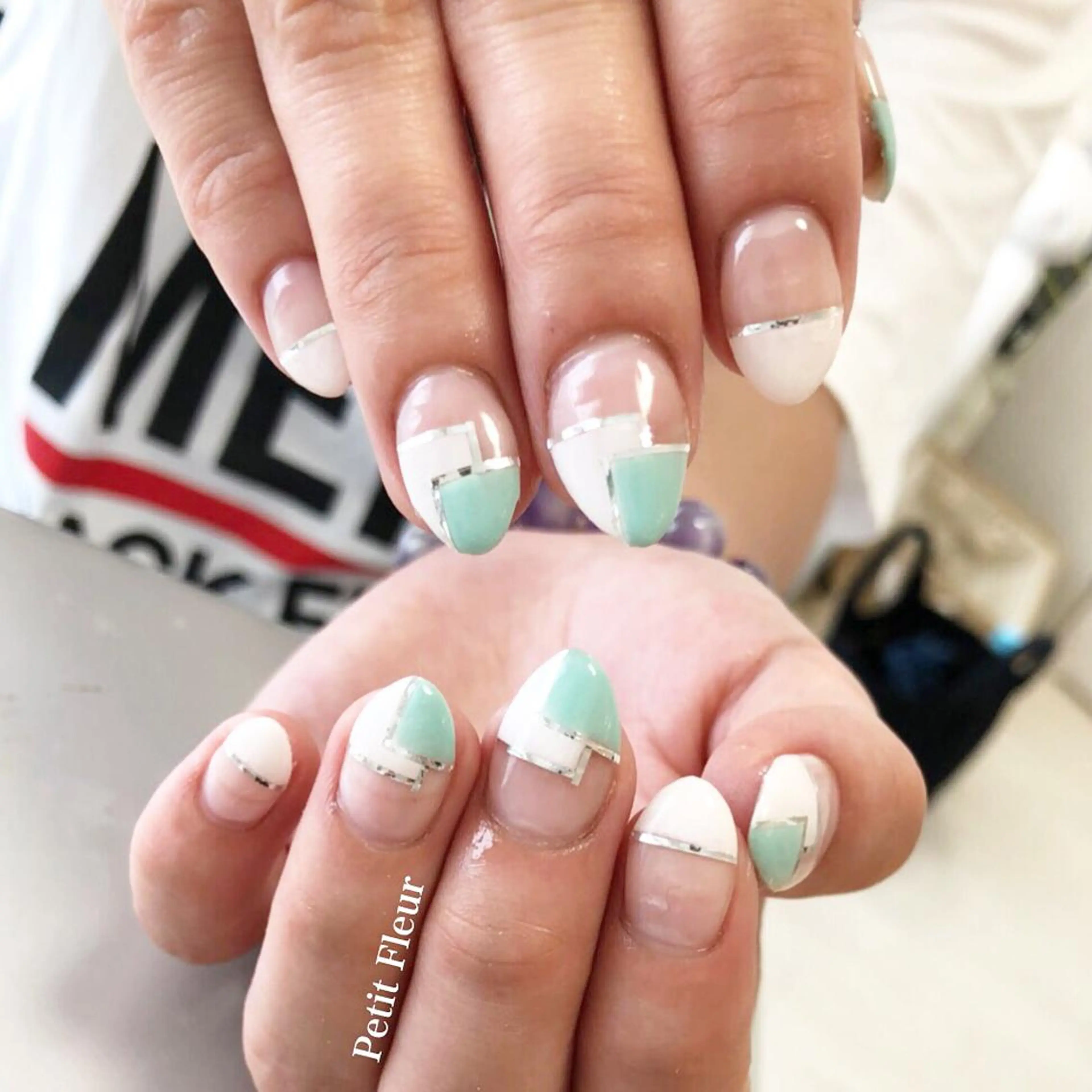 ネイル グリーン ショートネイル ホワイト Petit Fleur所属・青柳 亜梨奈のマツエク・マツパデザイン