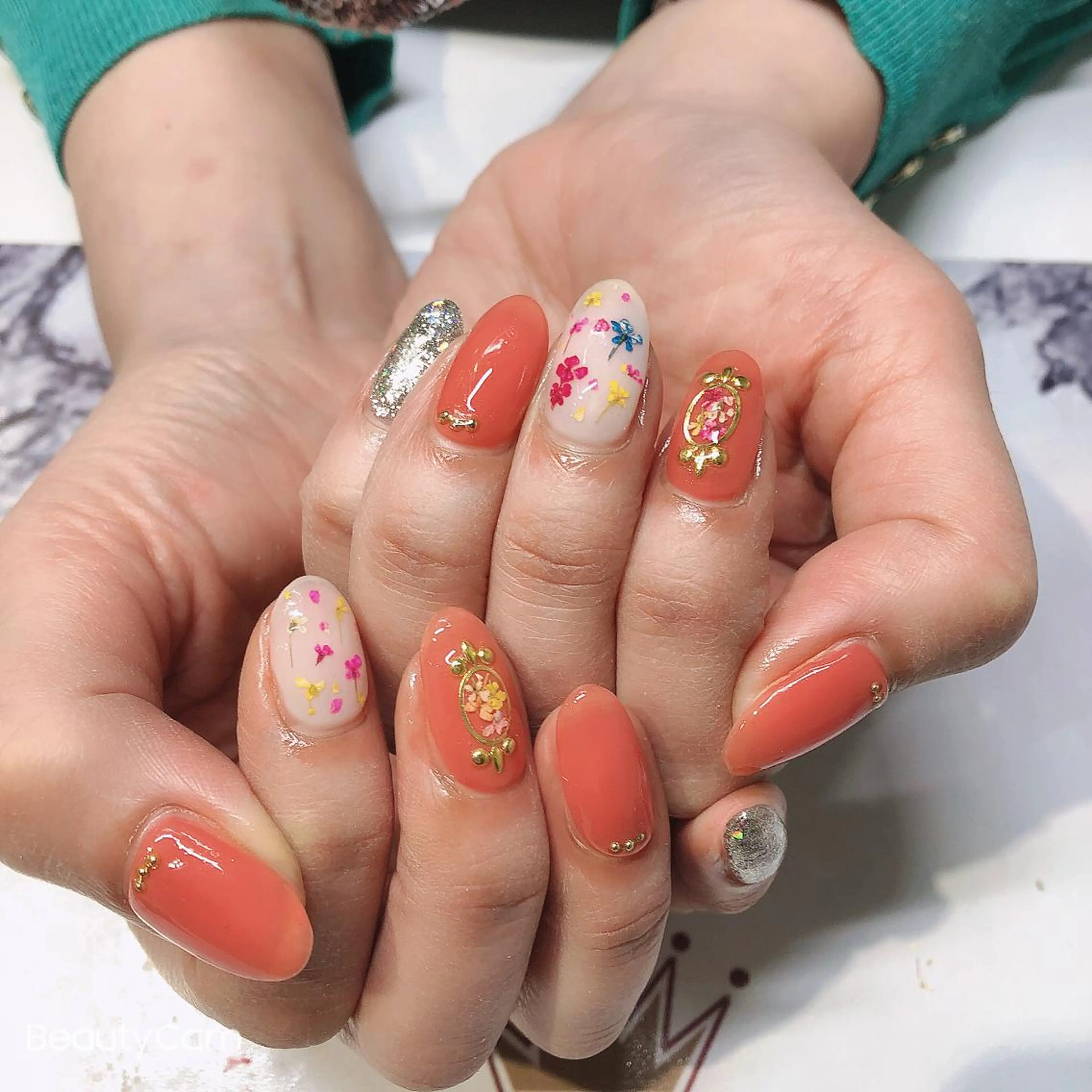 ネイル ハンドネイル Guarendo錦糸町店所属・ガレンドウ 白澤 愛子のネイルデザイン