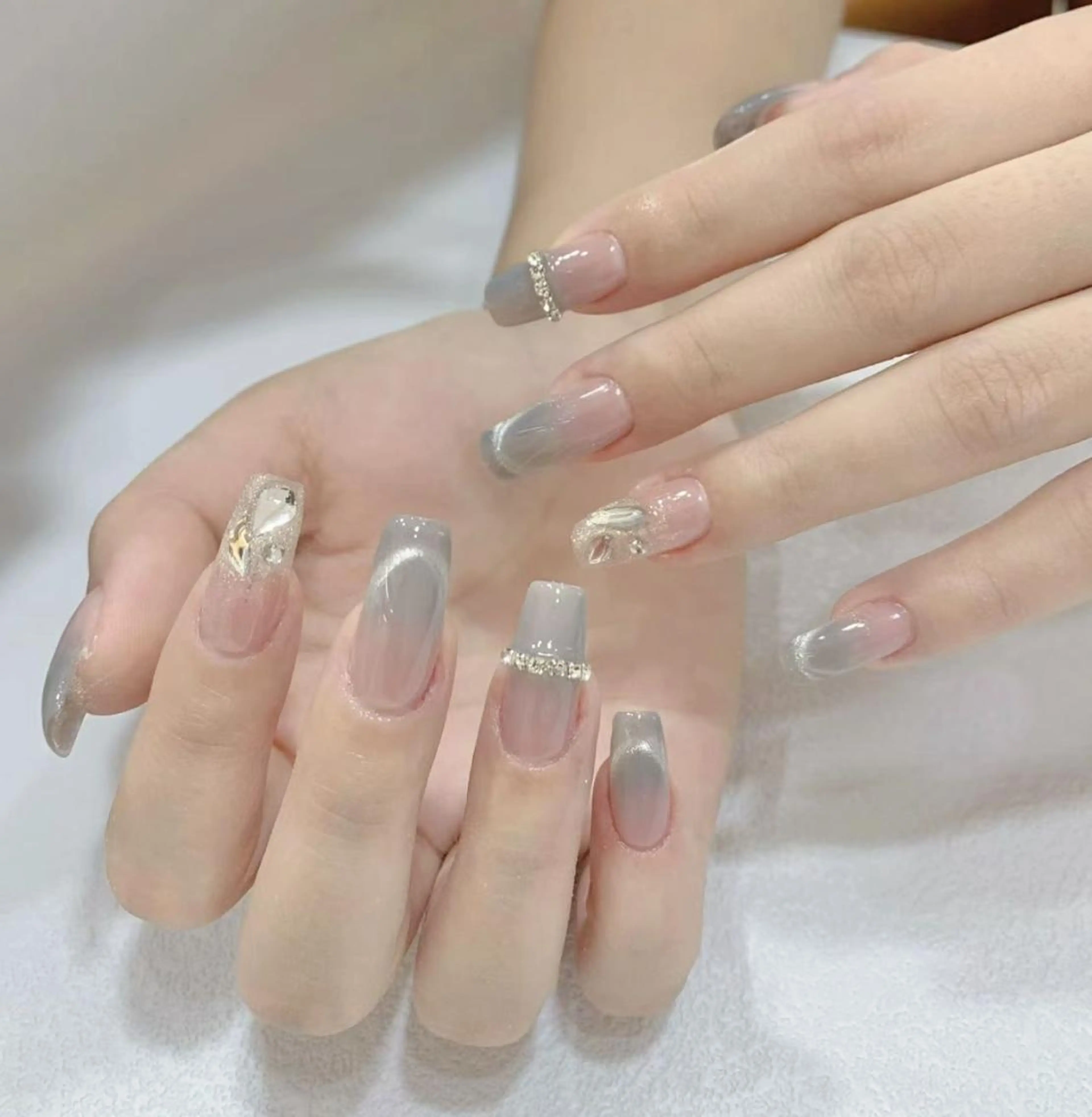 ネイル アートネイル 長さ出し ネイルチップ Queens テイのネイルデザイン