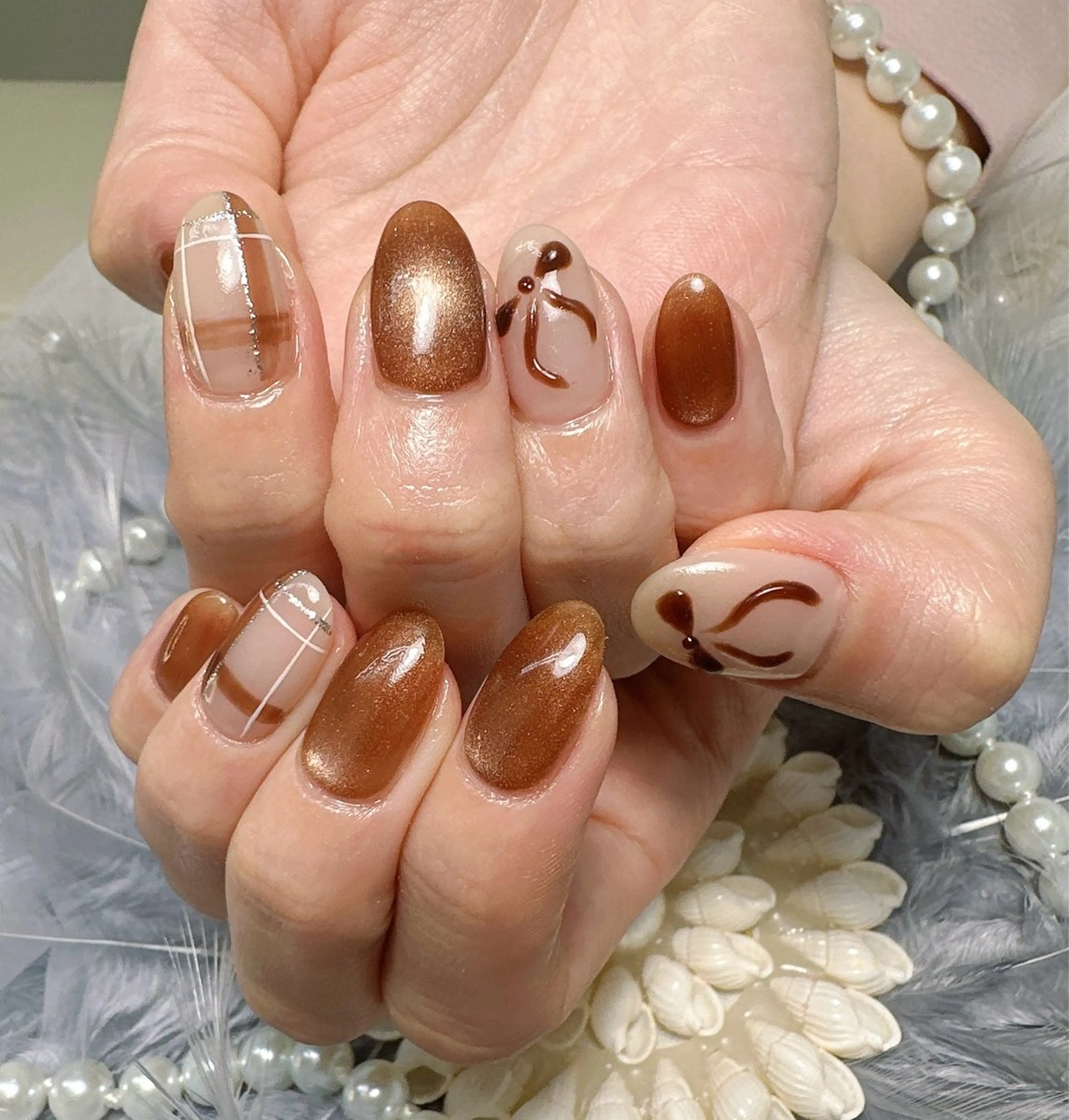 ネイル ブラウン マグネットネイル ぷっくりネイル リボン ハンドネイル Pretty Nail Salon (ジェル&ケア)所属・Pretty Nail Salonのネイルデザイン