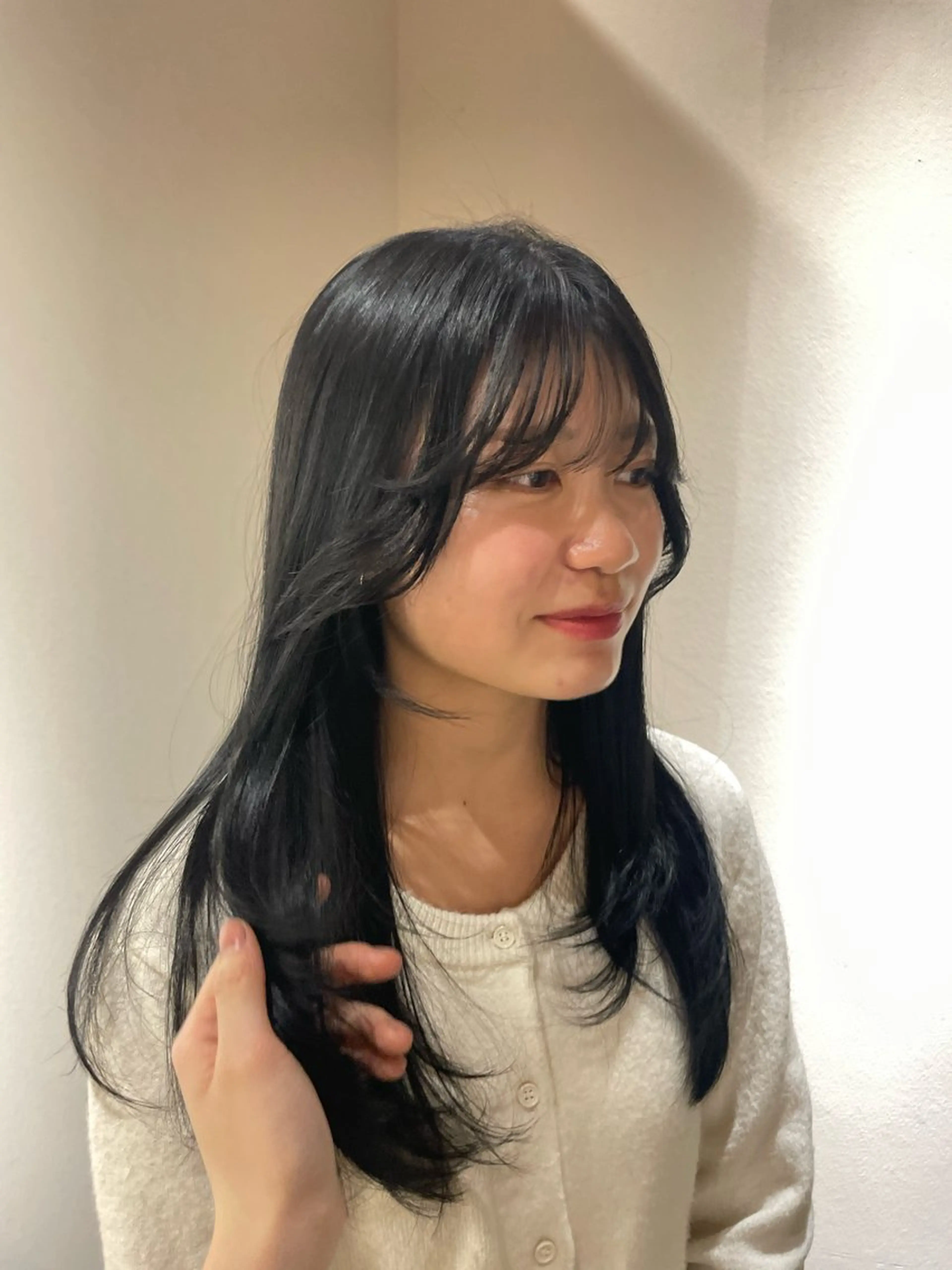 ミディアム カラー 黒髪 ブルーカラー 透明感カラー ヘアカラー RONND メイのヘアスタイル