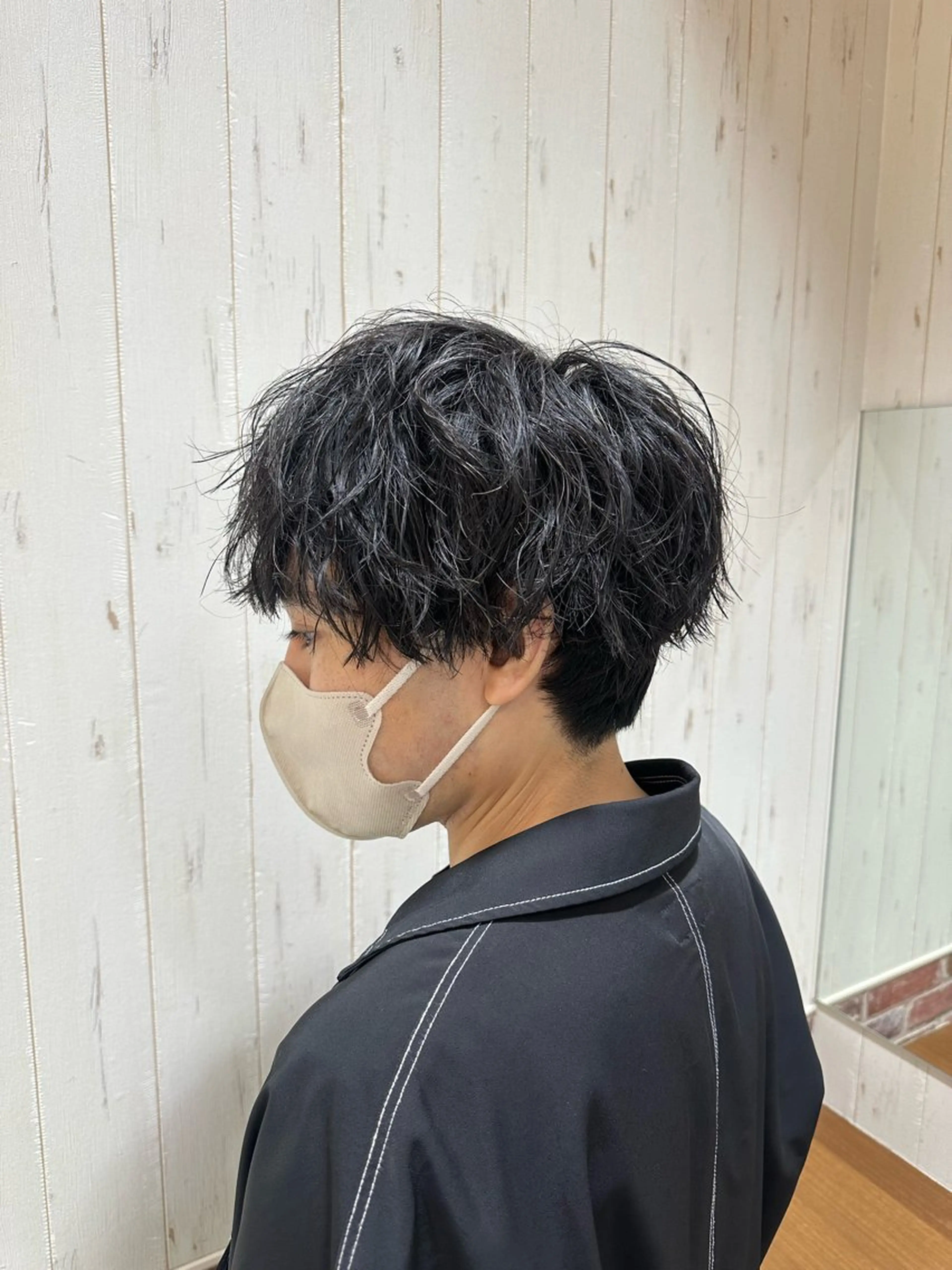 ミディアム パーマ メンズ ミディアムパーマ メンズブリーチ ダウンパーマ メンズハイライト メンズインナーカラー パーマ 中嶋 紘夢のヘアスタイル