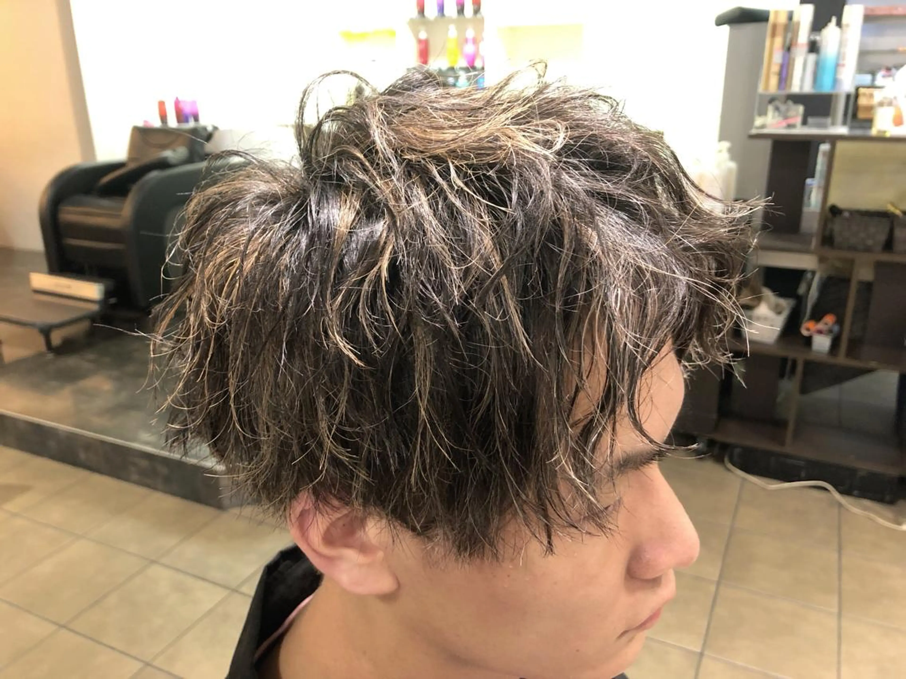 カラー メンズ メンズハイライト ハイライトカラー メンズ レイヤー ウルフ 弓木啓輔のヘアスタイル