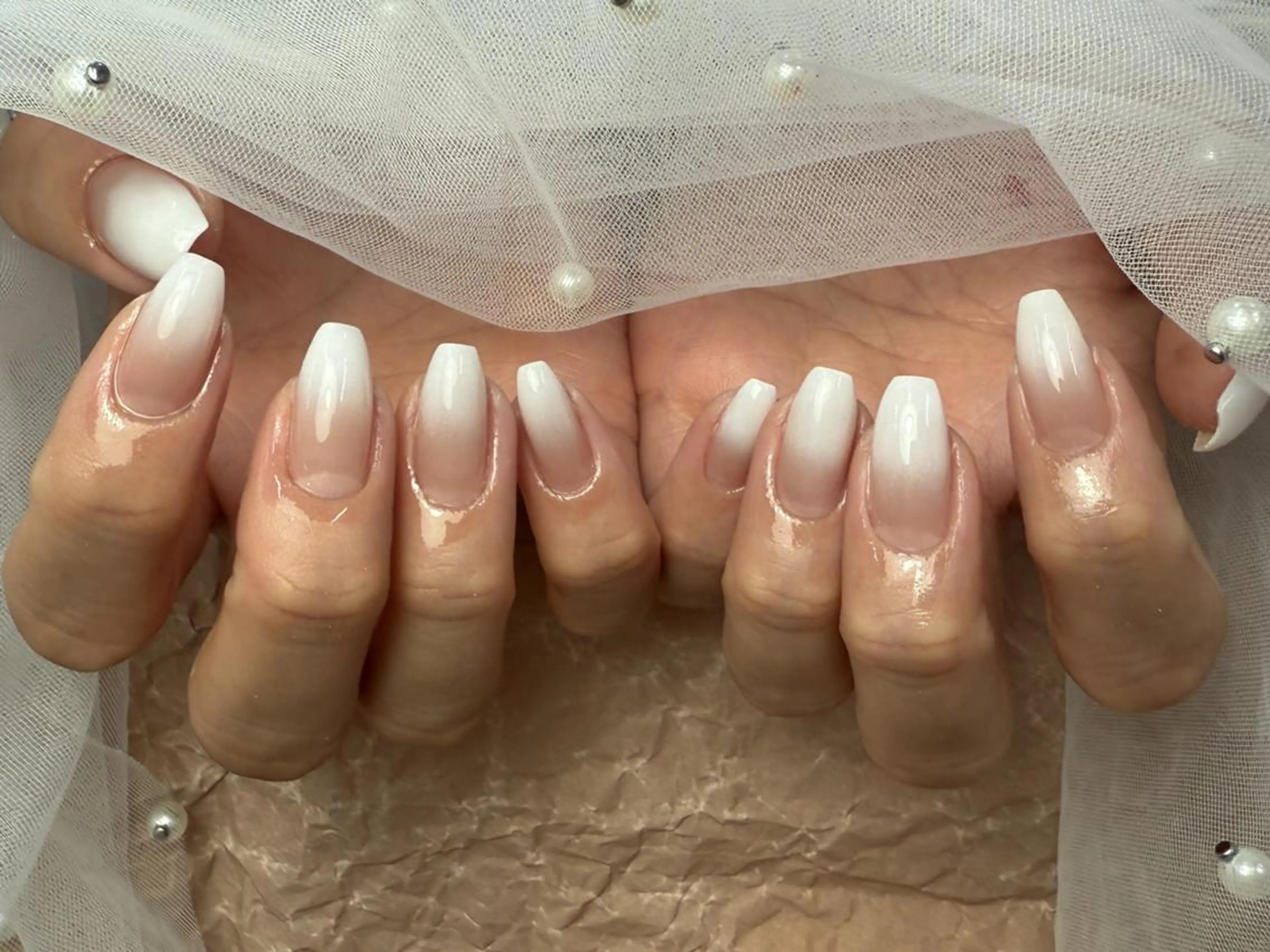 ネイル グラデーション シンプルネイル ブライダルネイル ホワイト ハンドネイル ハンドケア ToliyDeliy Nail Salonのネイルデザイン