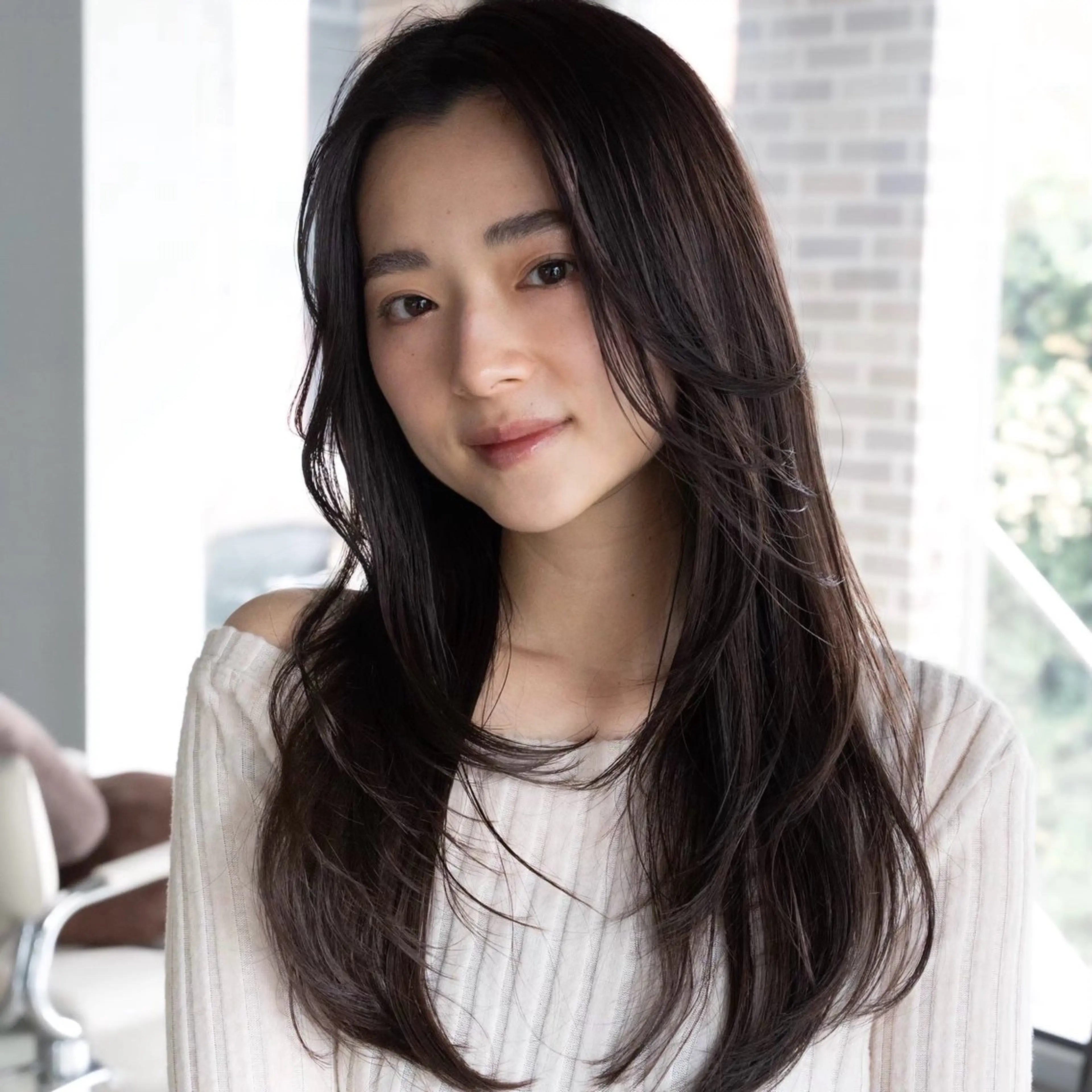 ロング AIN.ANLY 明治神宮前所属・ムツキ/品のある 艶カラー/縮毛矯正のヘアスタイル