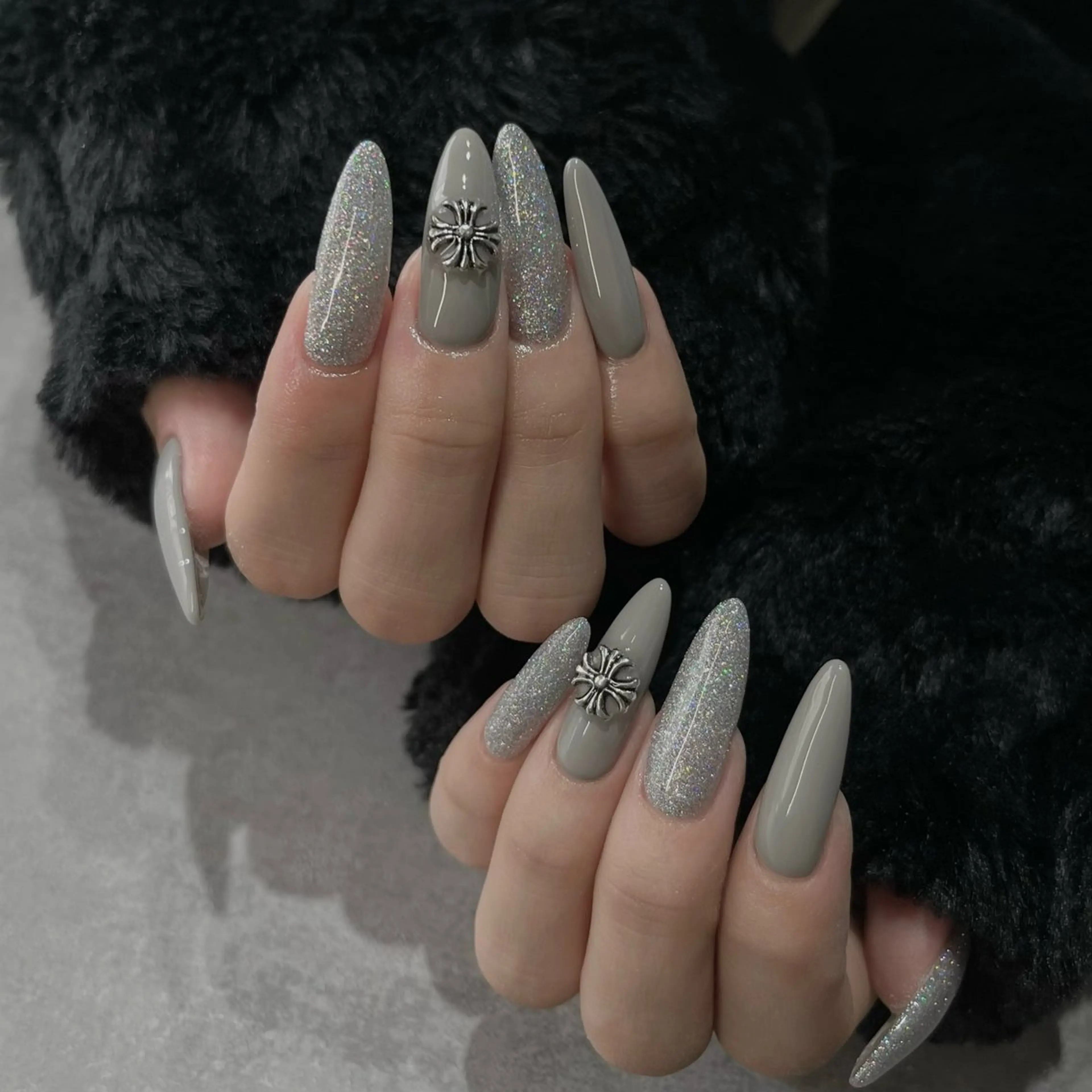 ネイル フットネイル フレンチネイル ジェルネイル ラメ(グリッター) ラメグラデーション ハンドネイル NEO Beauty Salon所属・𝐍𝐄𝐎 𝐉𝐔𝐑𝐈のネイルデザイン