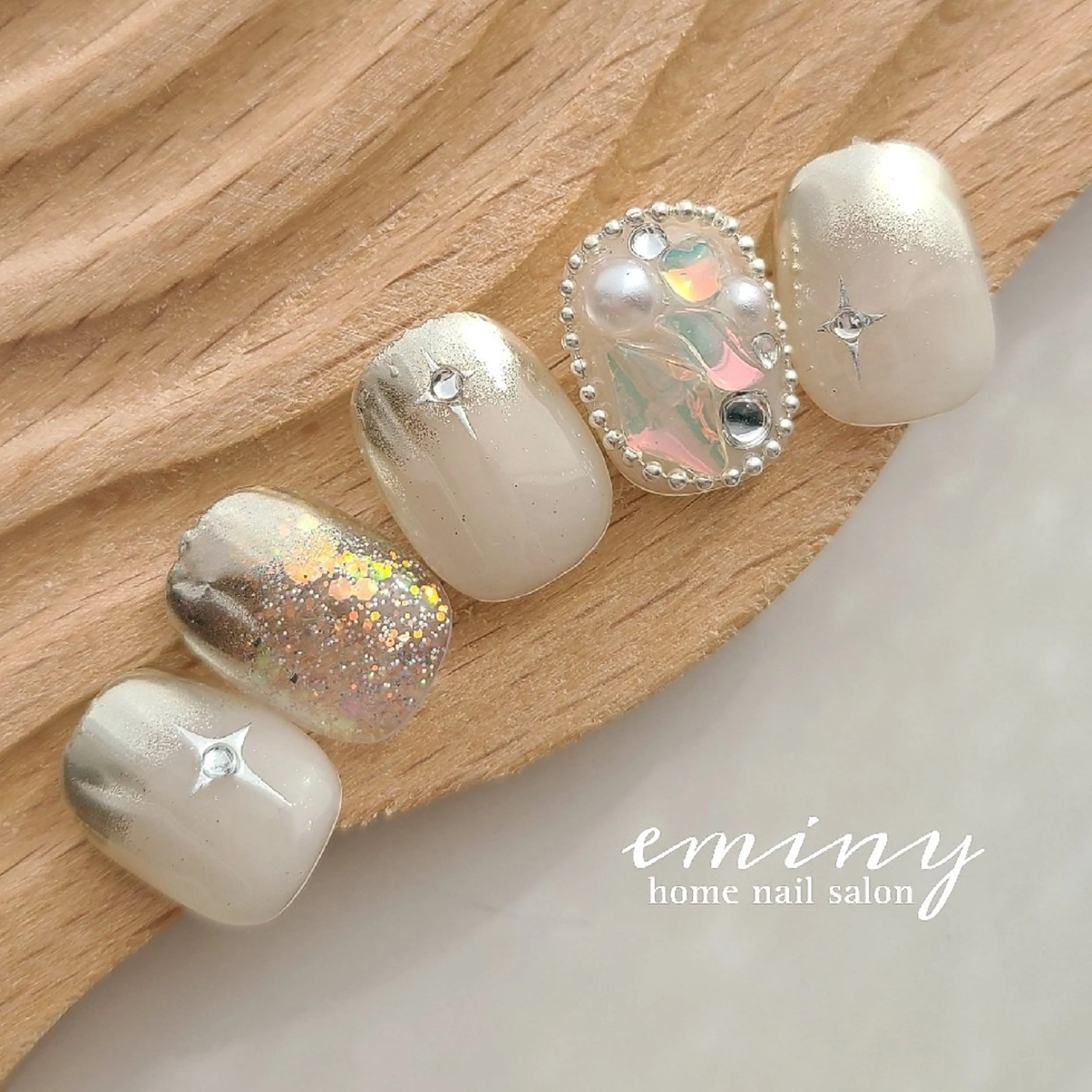ネイル オーロラネイル 氷ネイル・うるうるネイル キラキラネイル 韓国ネイル ミラーネイル ハンドネイル nail salon  eminyのネイルデザイン