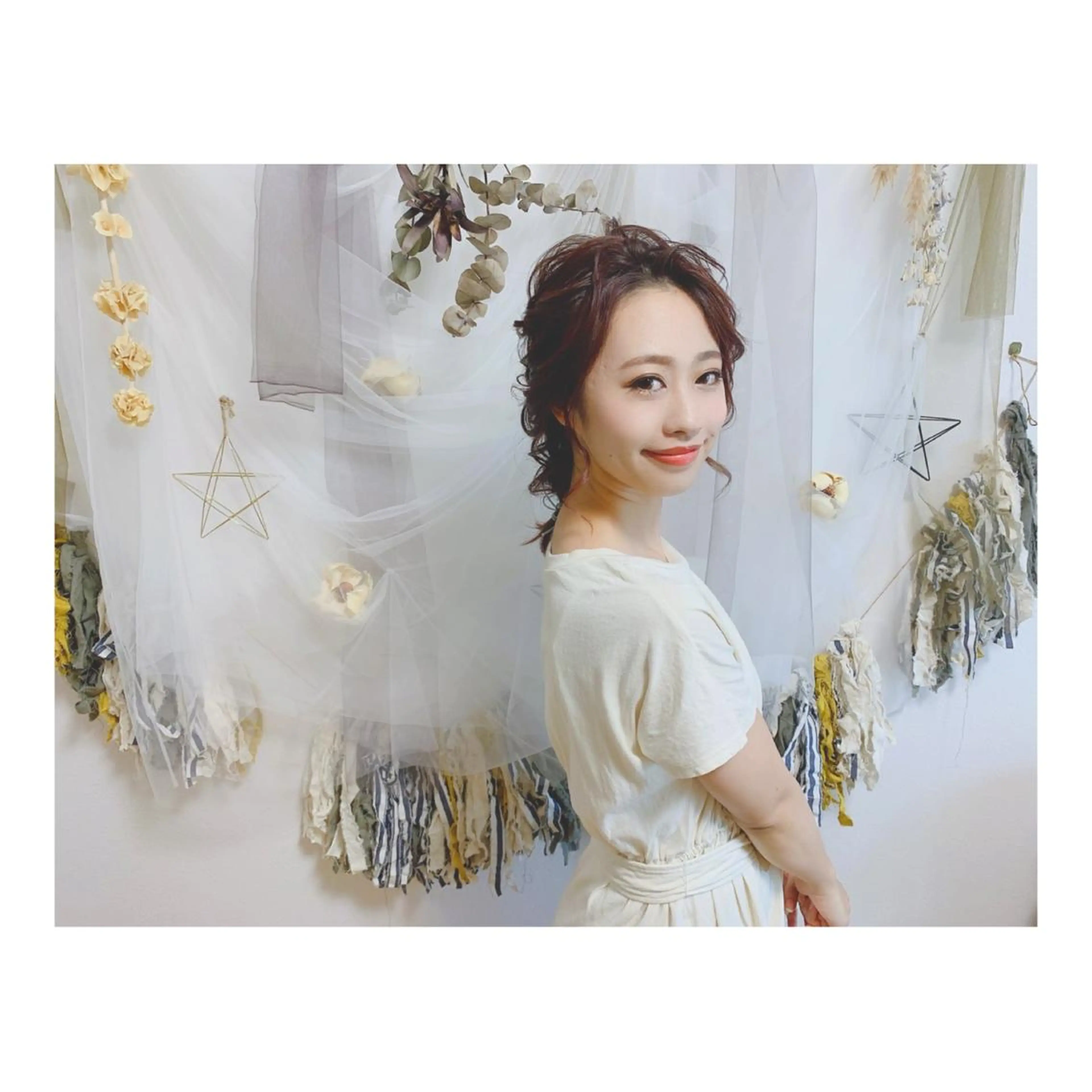 セミロング ヘアアレンジ ヘアアンドメイクムタ 新居のヘアスタイル