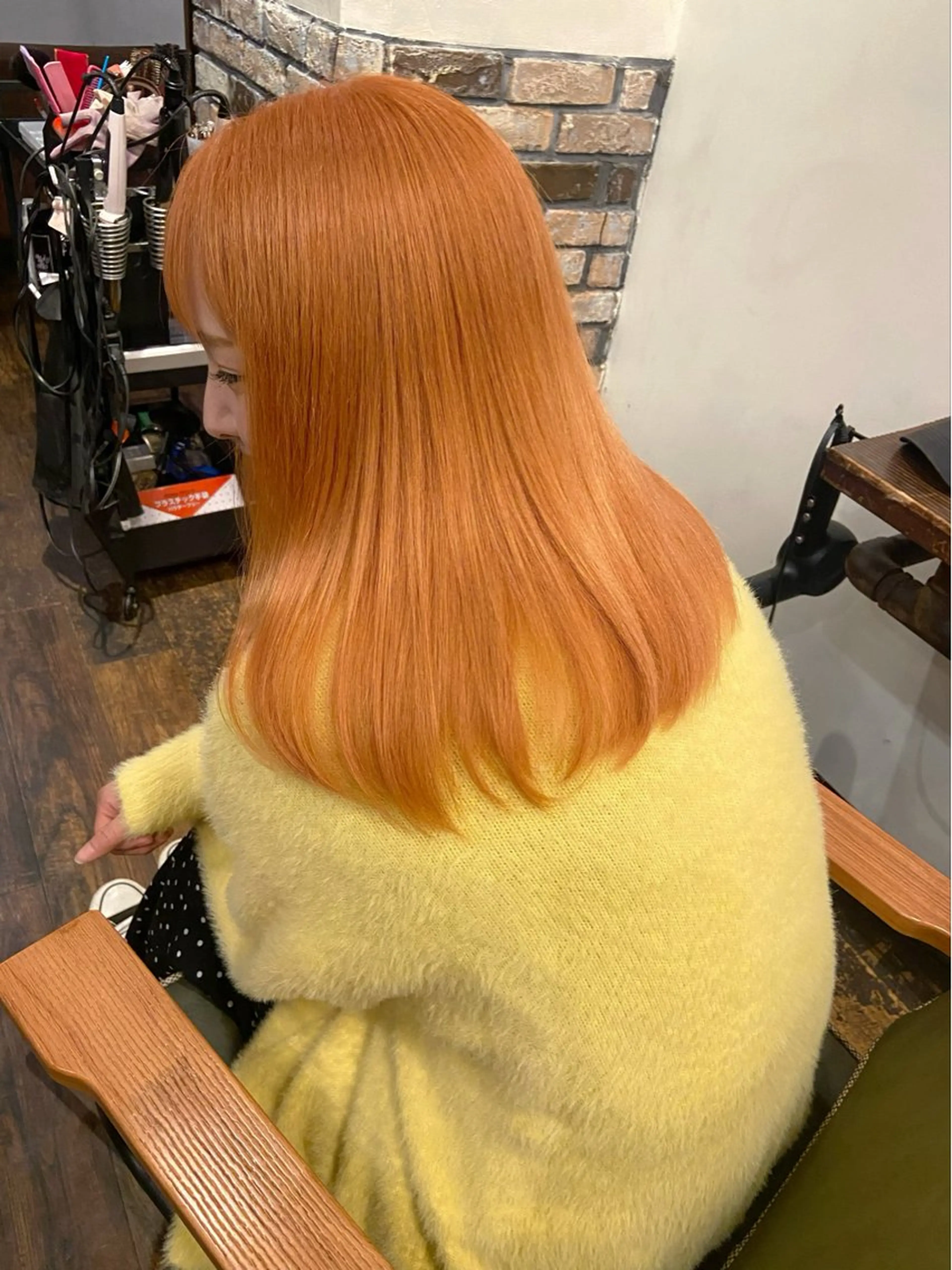 セミロング カラー オレンジ CIERA所属・トウジョウ アリサのヘアスタイル