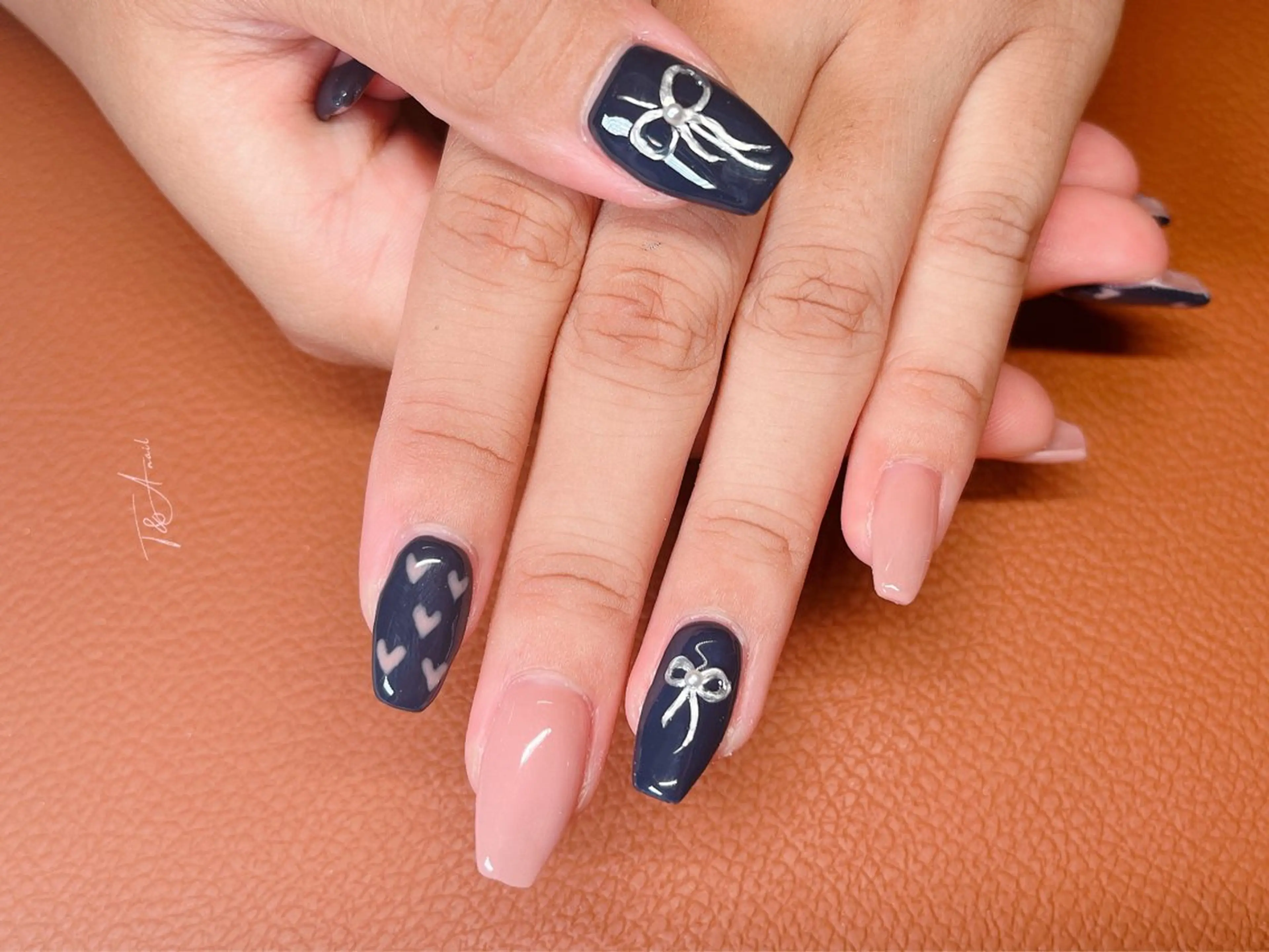 ネイル 長さ出し フレンチネイル ジェルネイル ネイビー リボン ハンドネイル T&A nailのネイルデザイン