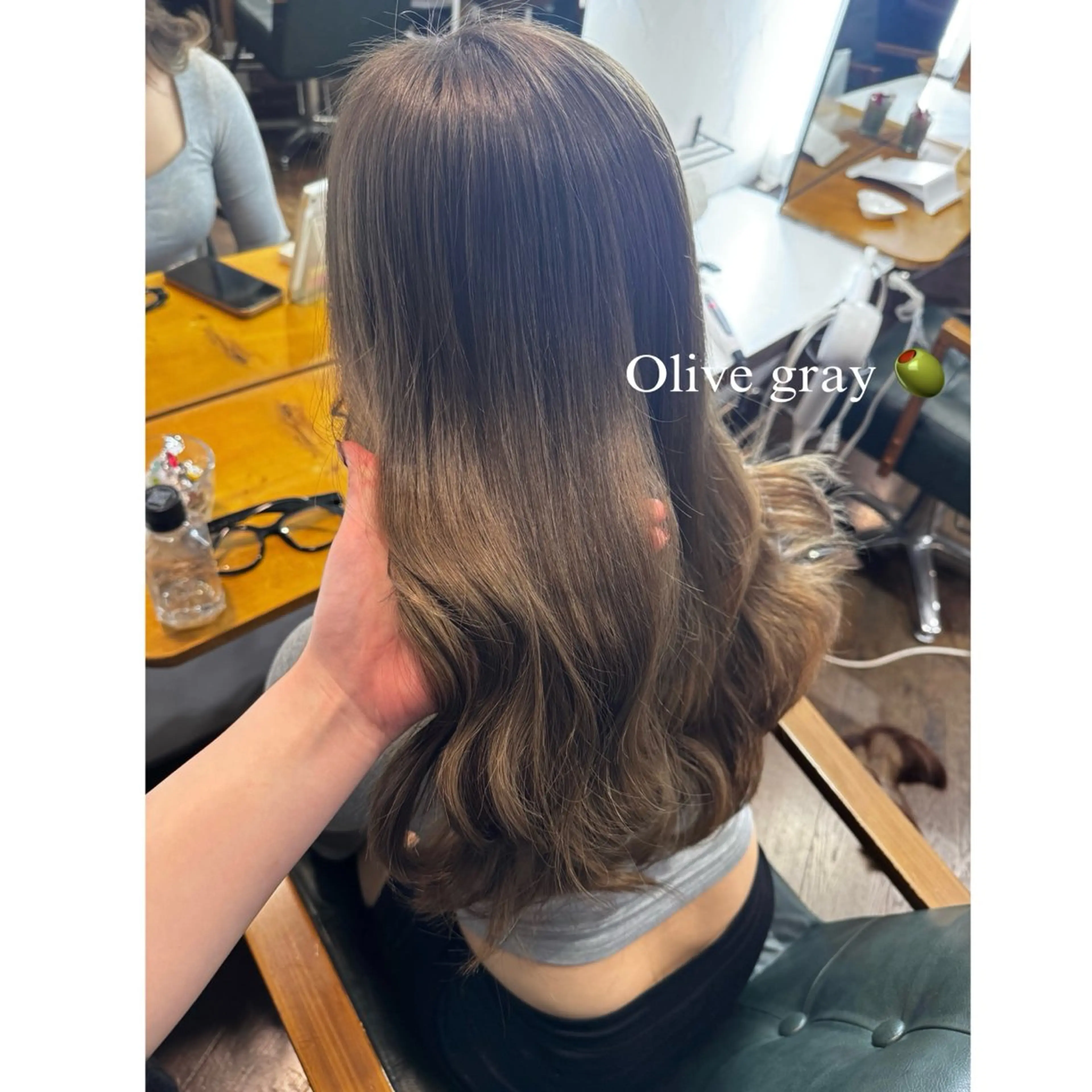 ロング カラー ブリーチ グレージュ オリーブグレージュ オリーブグレー ヘアカラー ハイトーン/ ダブルカラー/透明感のヘアスタイル