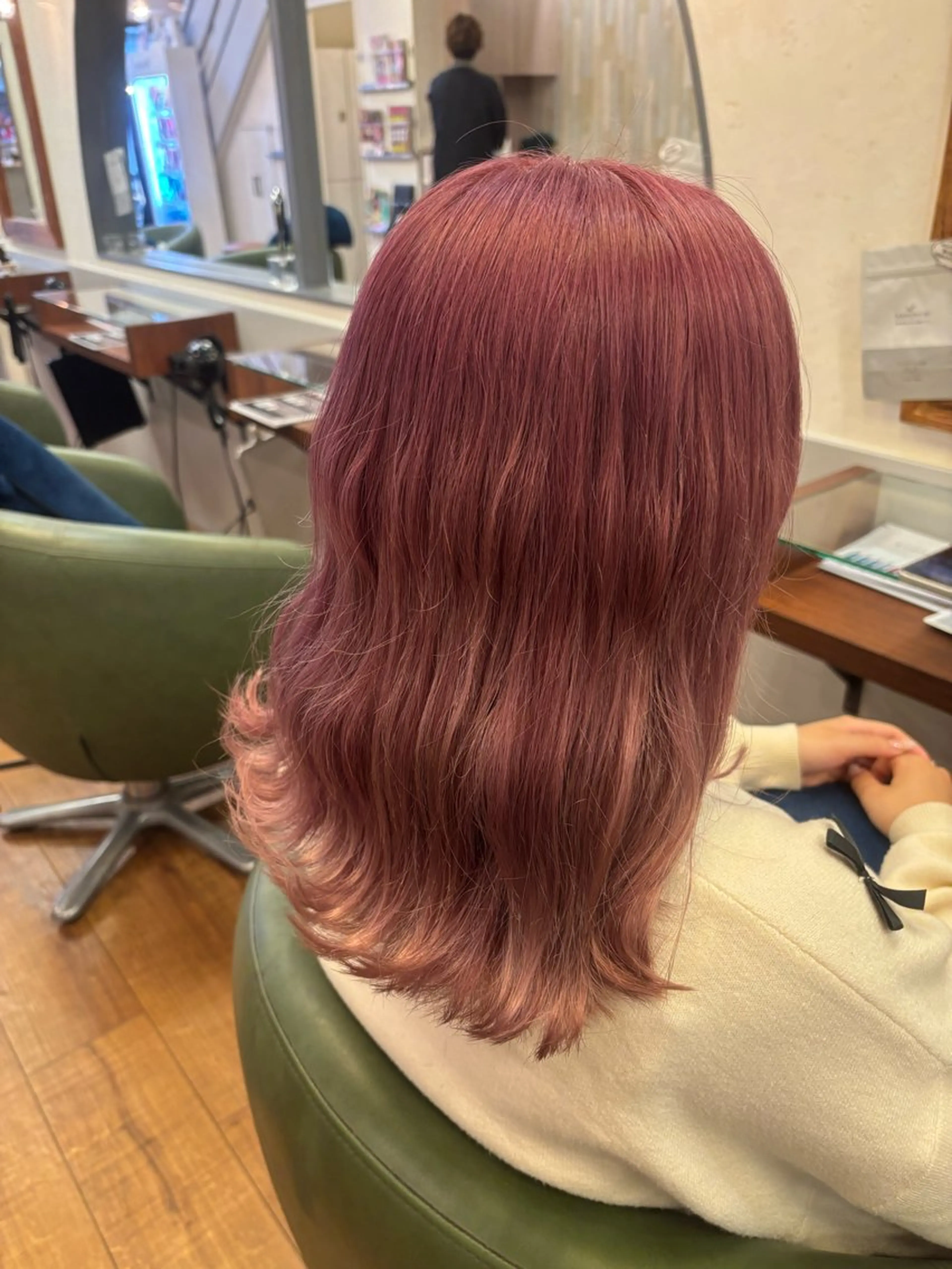 セミロング カラー ブリーチ ピンクカラー カット ヘアカラー トリートメント 加藤 つばさのヘアスタイル