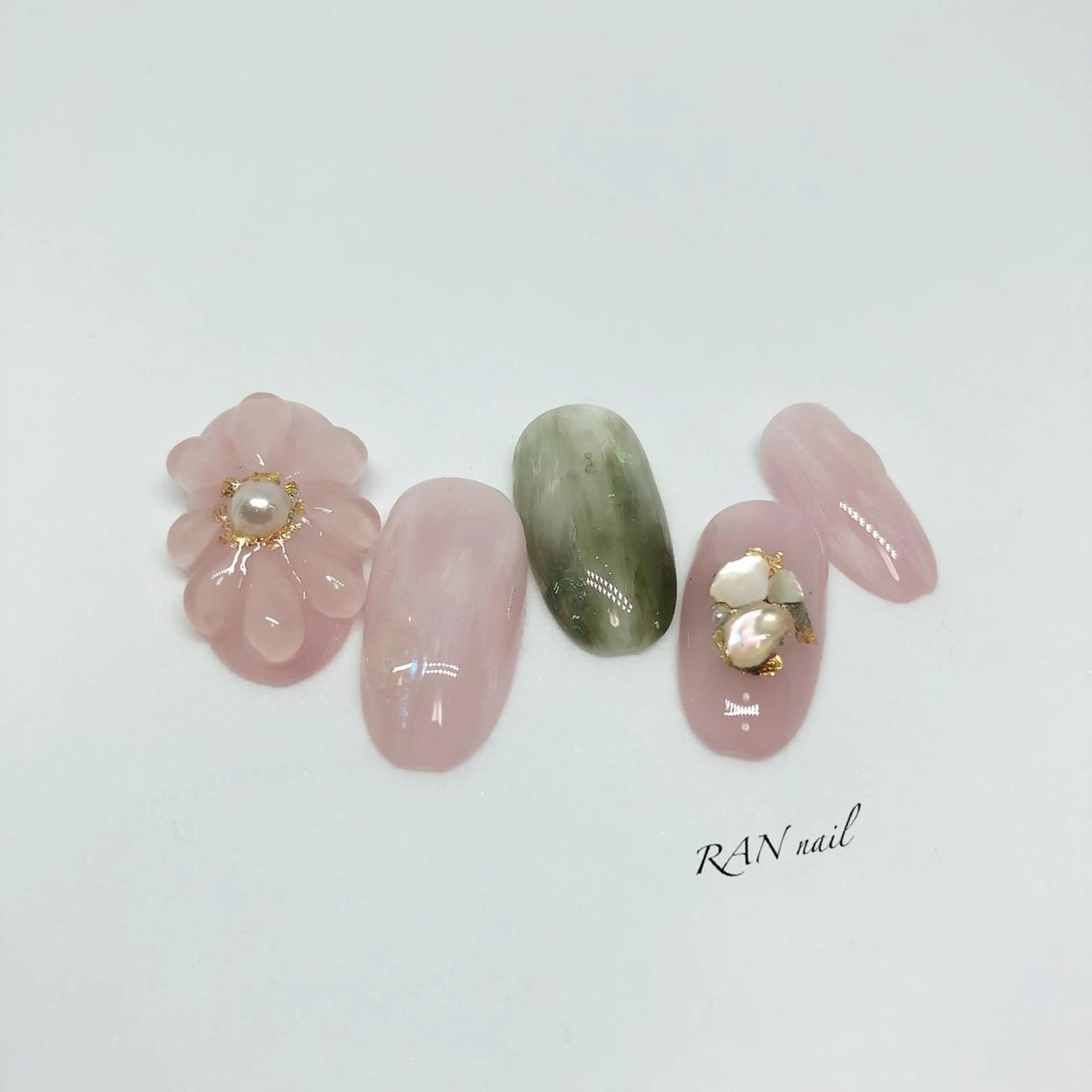 ネイル フラワーネイル グリーン ミラーネイル ニュアンスネイル オフィスネイル ハンドネイル フットネイル RAN nail 〜ランネイル〜所属・RAN nailのネイルデザイン