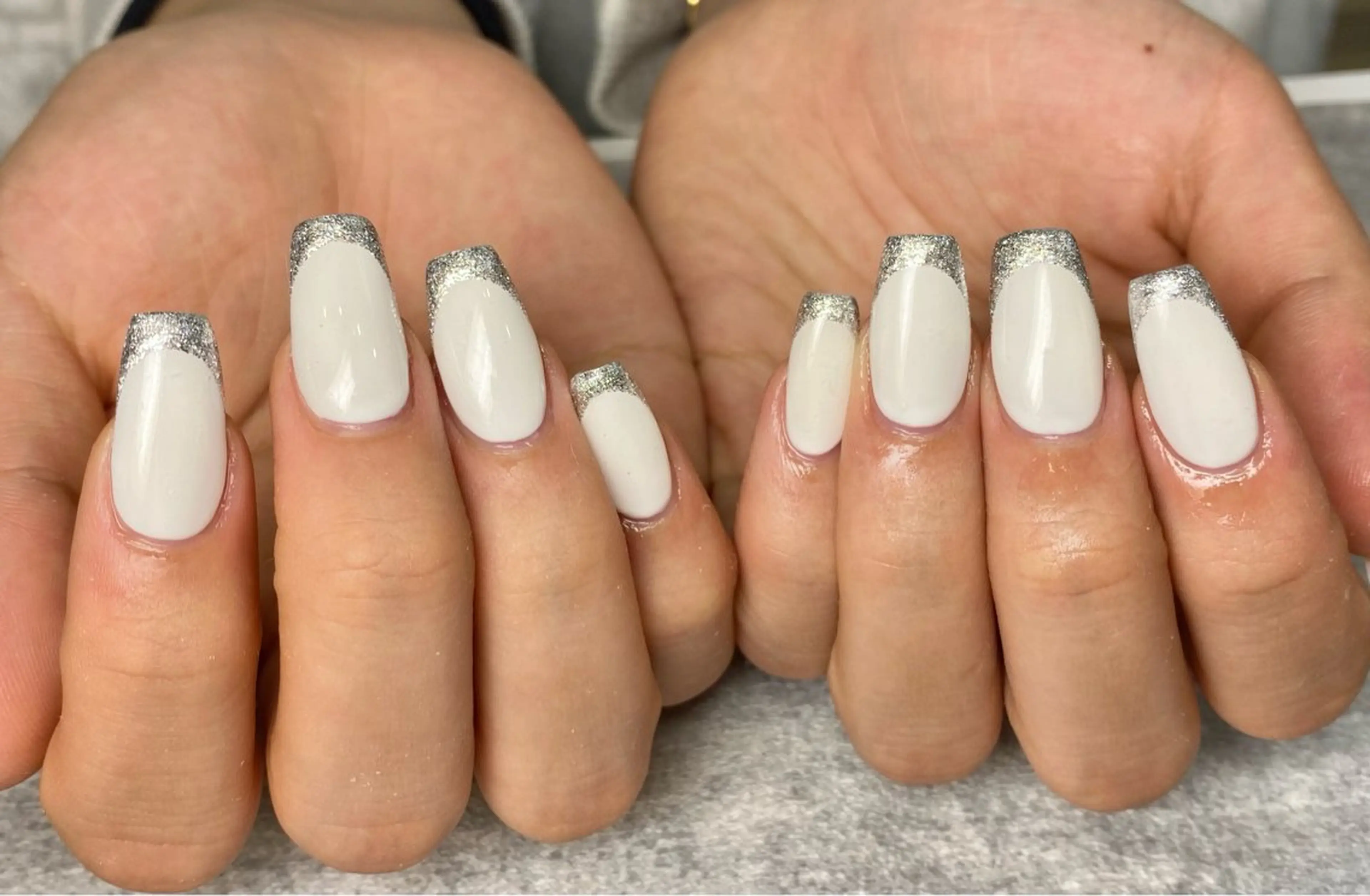 ネイル 長さ出し フレンチネイル ラメ(グリッター) シルバー シンプルネイル Jebel Beauty所属・Jebel Beauty Miuの眉毛・アイブロウイメージ