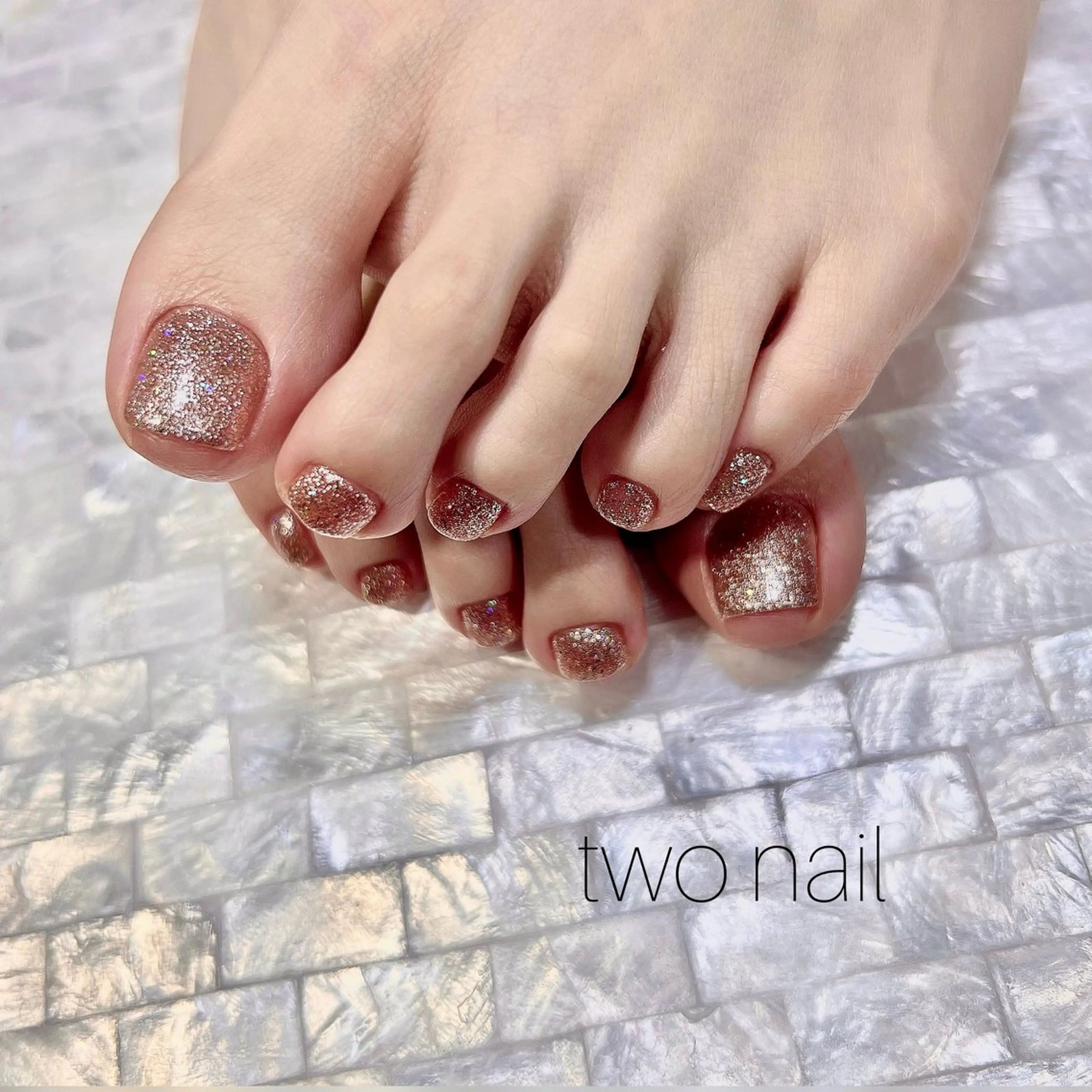 ネイル オーロラネイル キラキラネイル ネイルチップ ホワイト フットネイル two nailのネイルデザイン