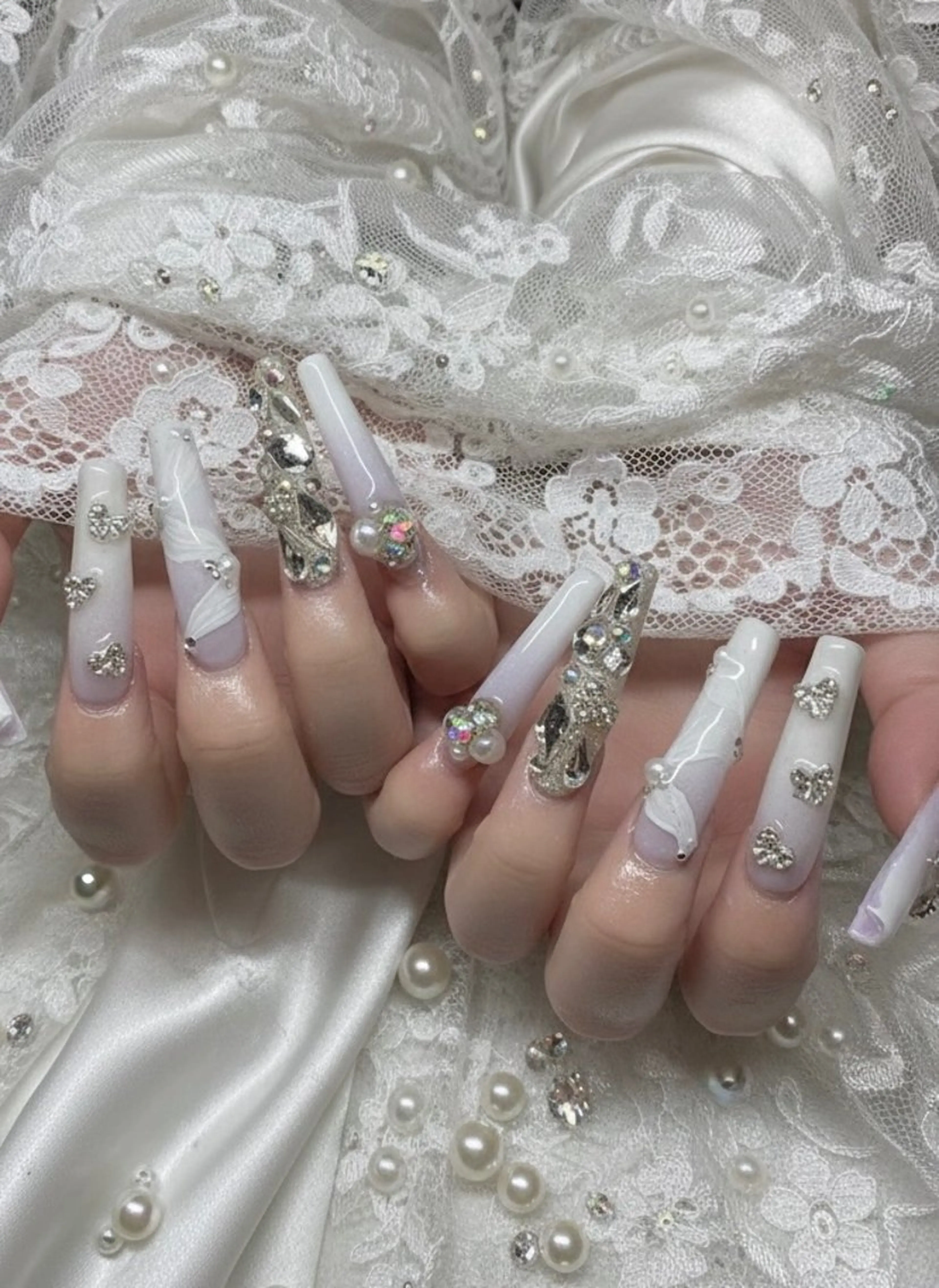 ネイル パープル ホワイト ハンドネイル 24時間営業 UNABOMBAのネイルデザイン