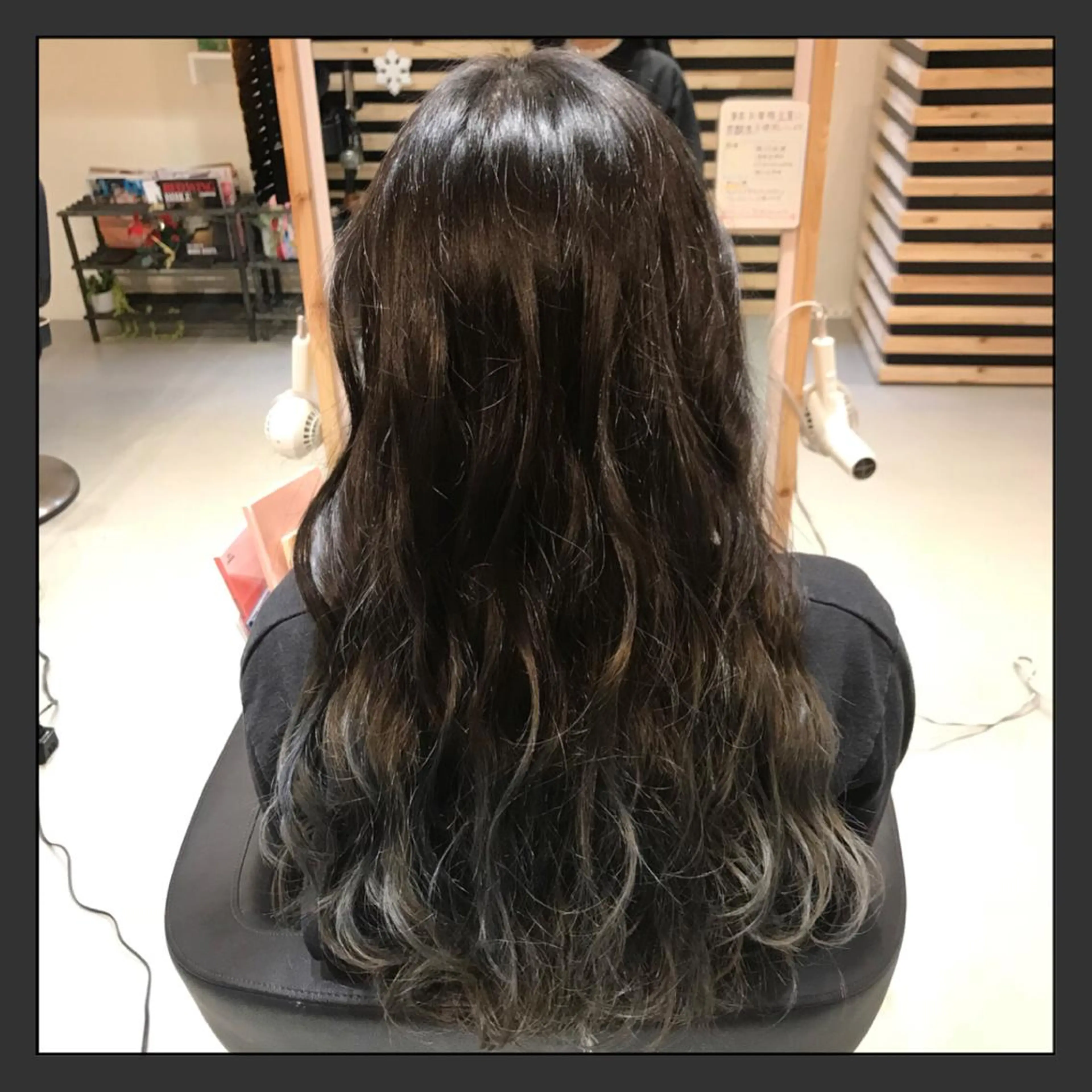 ロング カラー ブリーチ グラデーションカラー シルバー 大久保 隆蔵のヘアスタイル